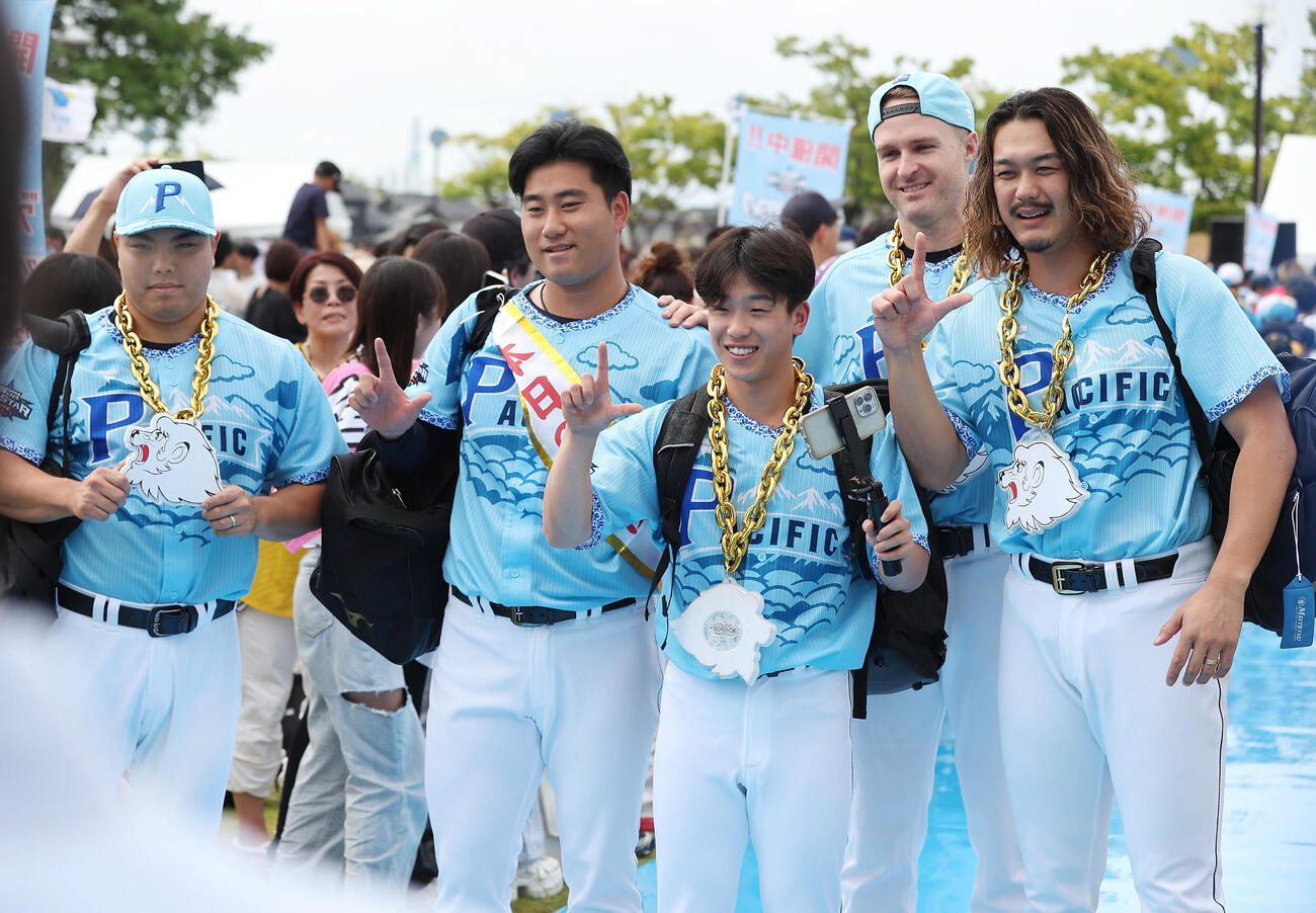 全パ対全セ　ブルーカーペットに参加した西武の選手たち。左から平良海馬、岩城颯空、滝沢夏央、タイラー・ネビン、高橋光成（撮影・前田充）