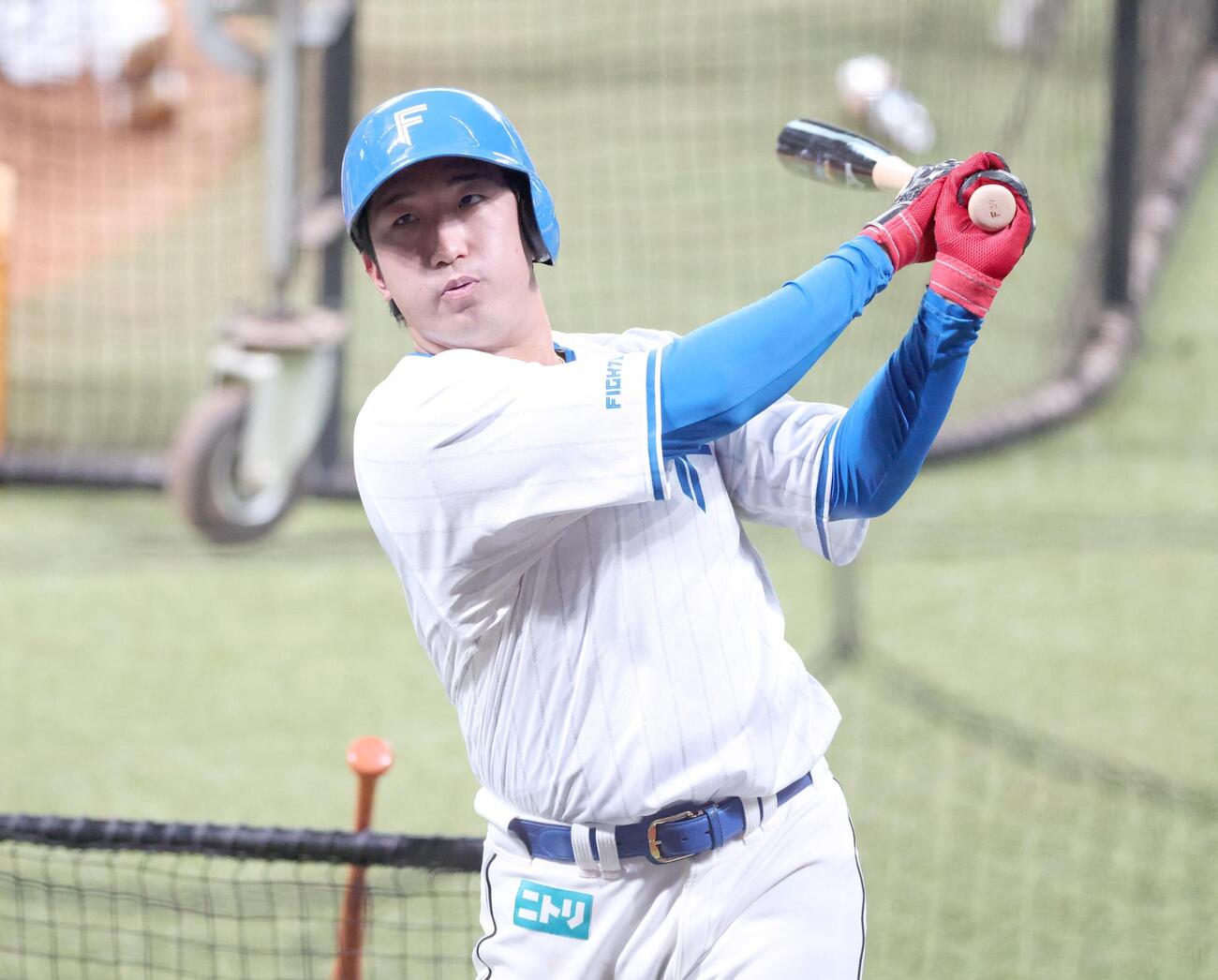 ティー打撃する日本ハム有薗直輝（撮影・黒川智章）
