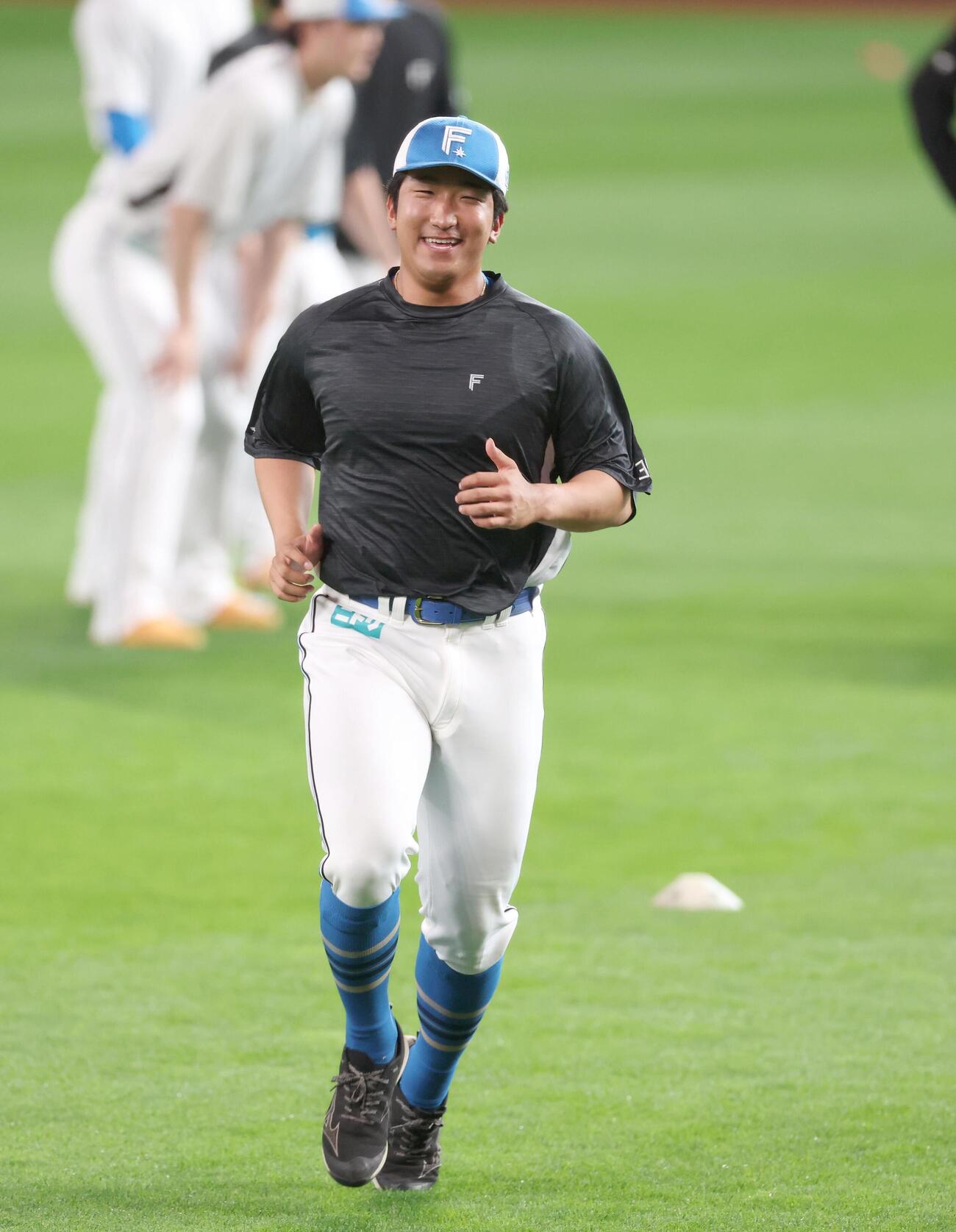 アップする日本ハム有薗直輝（撮影・黒川智章）