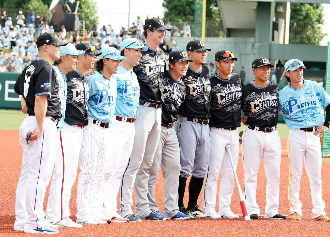 全パ対全セ　試合前、DeNAショーン・レイノルズを中心に記念撮影する牧秀悟、阪神佐藤輝明ら（撮影・浅見桂子）