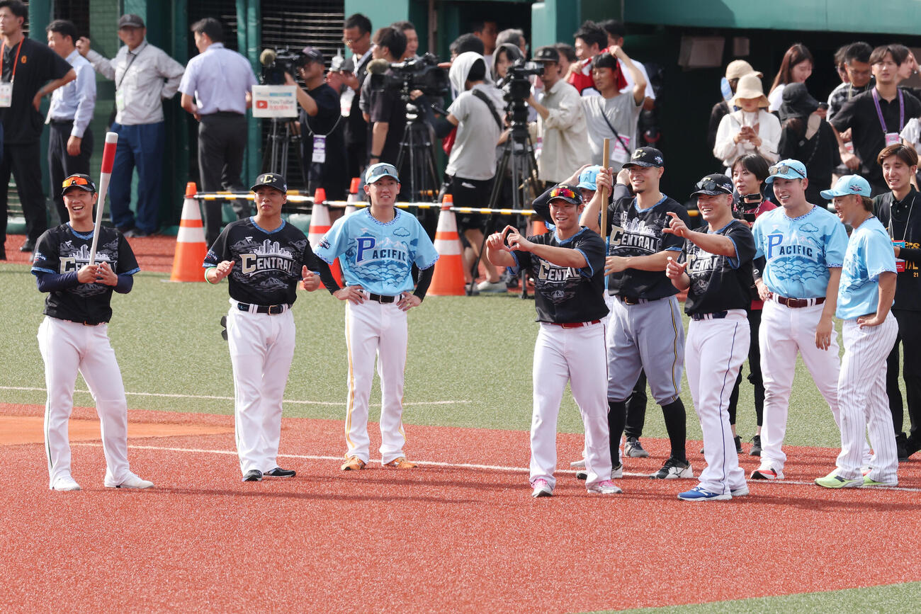 全パ対全セ　試合前、98年、99年の同学年で集まる選手たち（撮影・宮地輝）