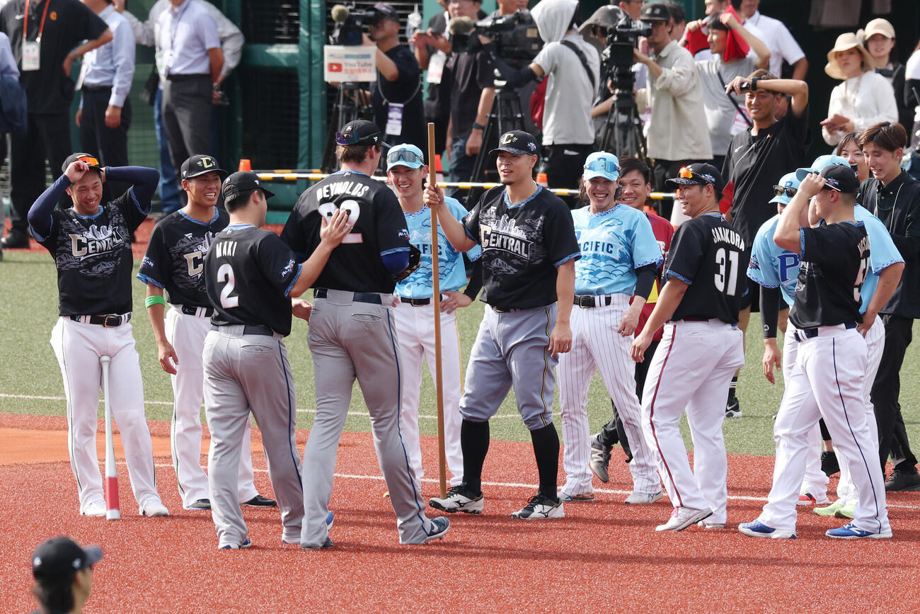 全パ対全セ　試合前、98年、99年の同学年で集まる選手たち（撮影・宮地輝）