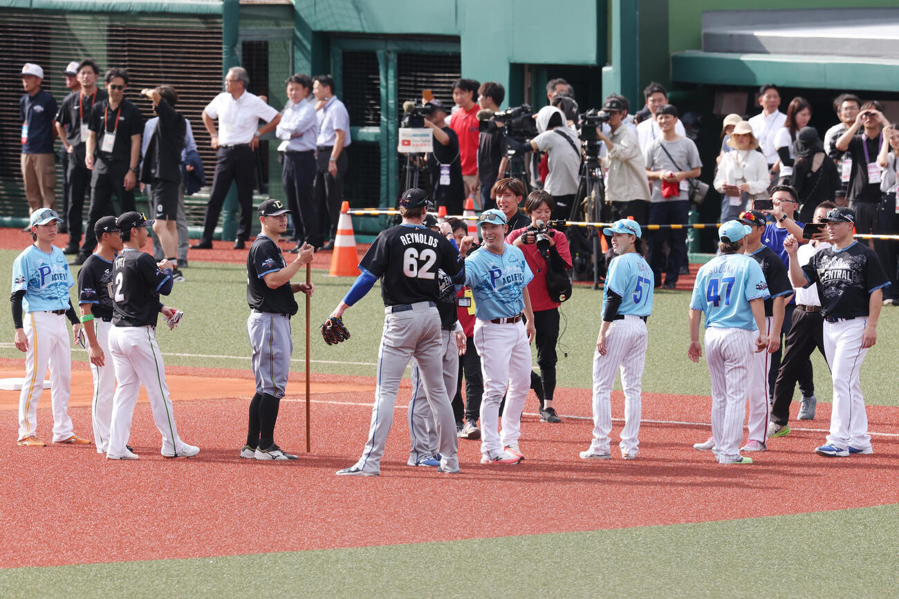 全パ対全セ　試合前、98年、99年の同学年で集まる選手たち（撮影・宮地輝）