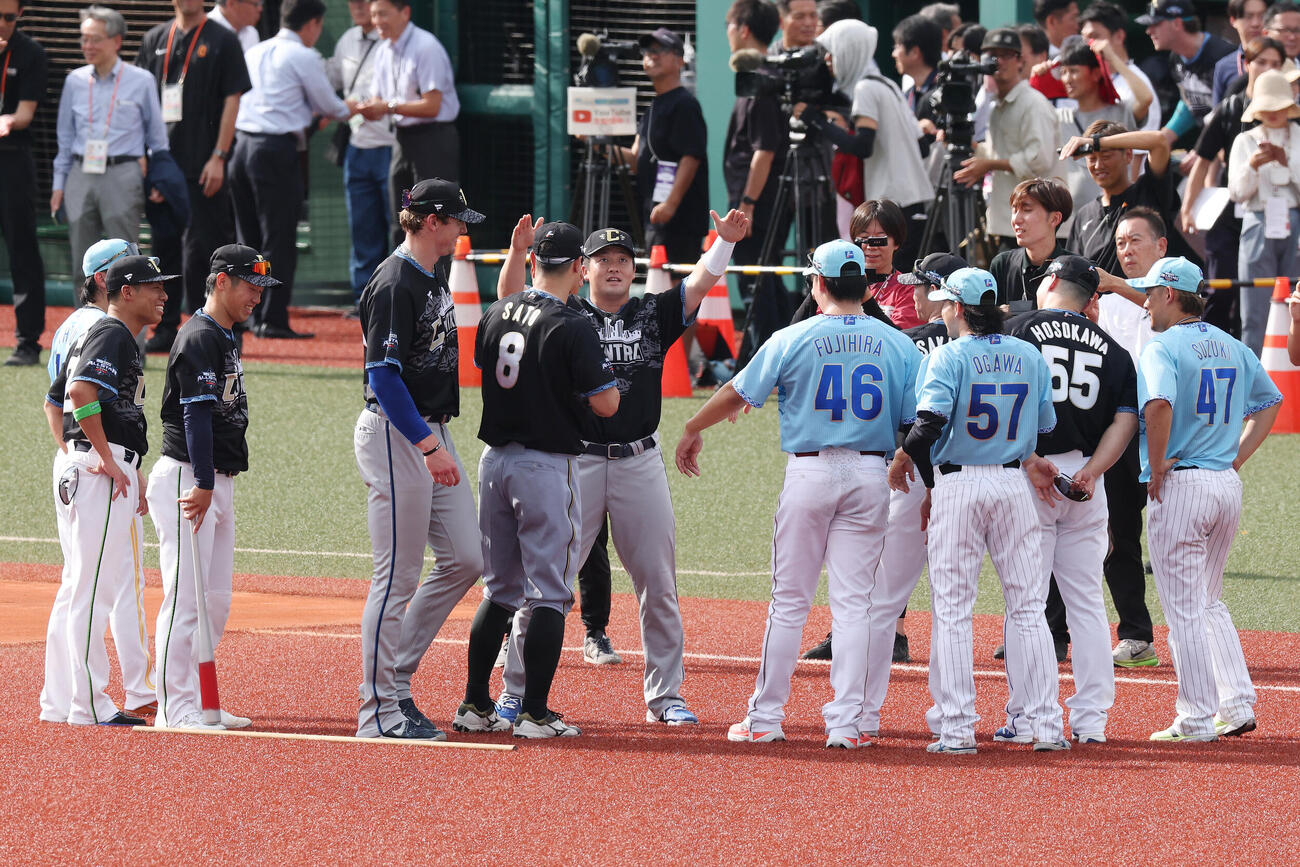 全パ対全セ　試合前、98年、99年の同学年で集まる選手たち（撮影・宮地輝）