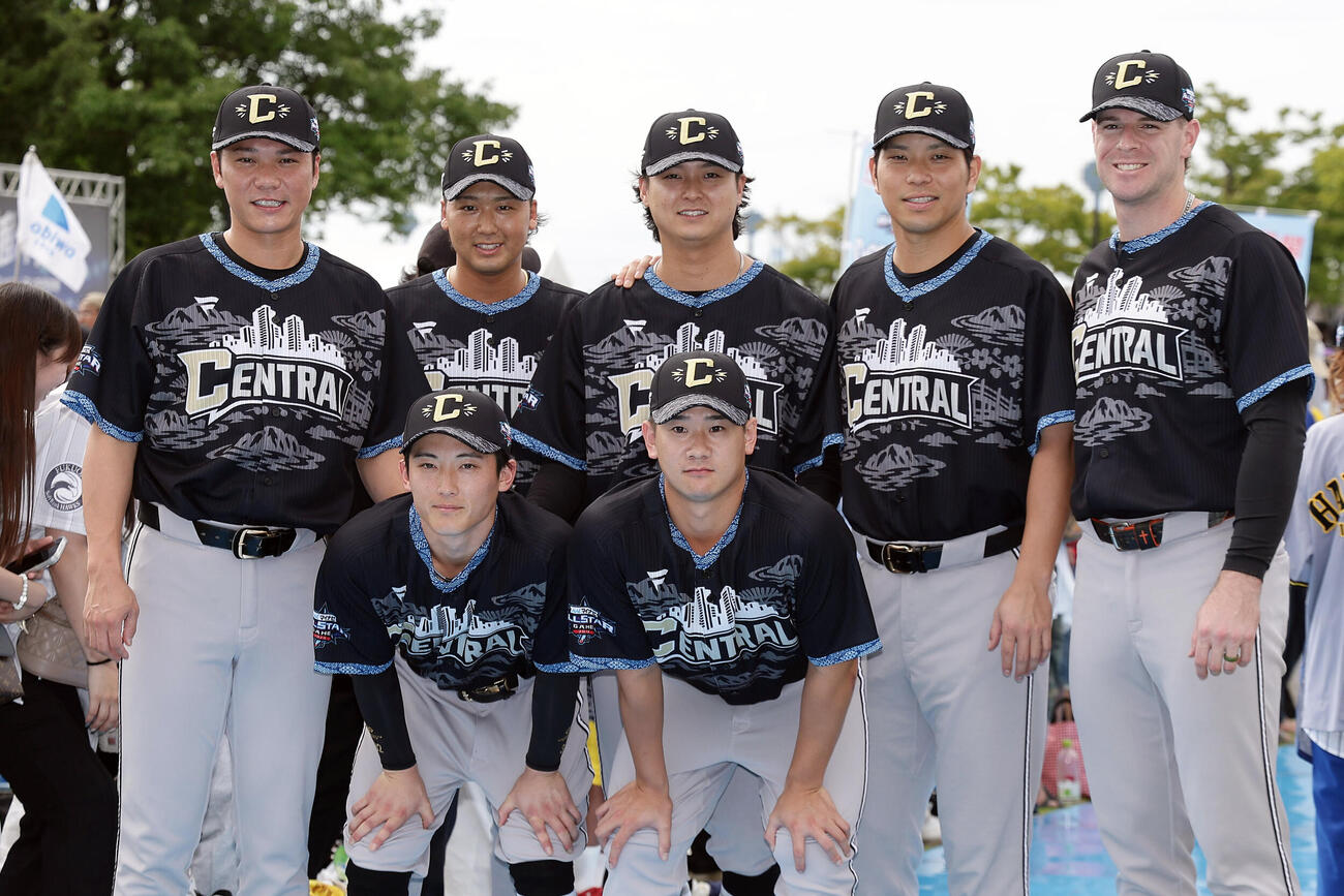 全パ対全セ　ブルーカーペットに参加した巨人の選手たち。前列左から浦田俊輔、井上温大。後列左から坂本勇人、船迫大雅、田中瑛斗、大城卓三、トレイ・キャベッジ（撮影・前田充）