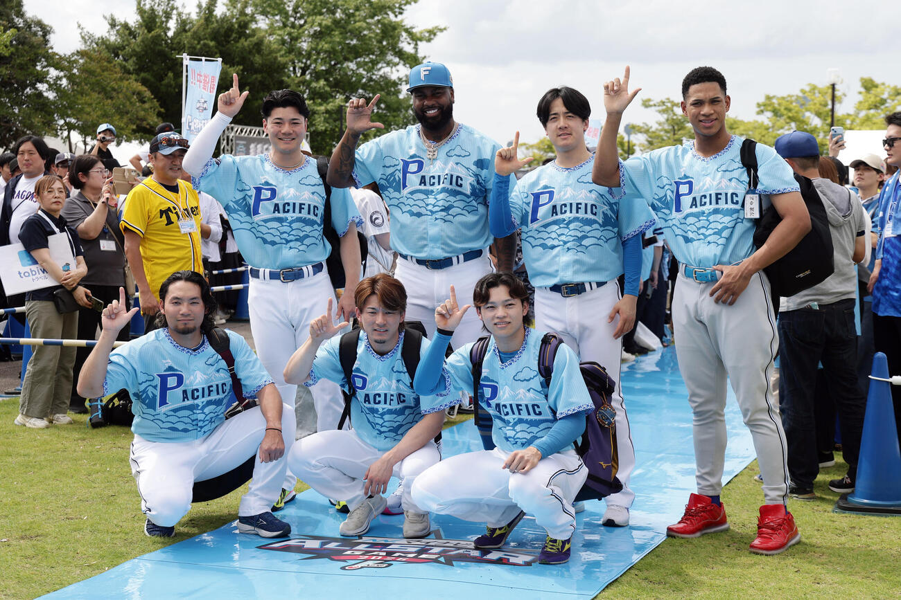 全パ対全セ　ブルーカーペットに参加した日本ハムの選手たち。前列左から伊藤大海、水野達稀、田宮裕涼。後列左から清宮幸太郎、フランミル・レイエス、北山亘基、万波中正（撮影・前田充）