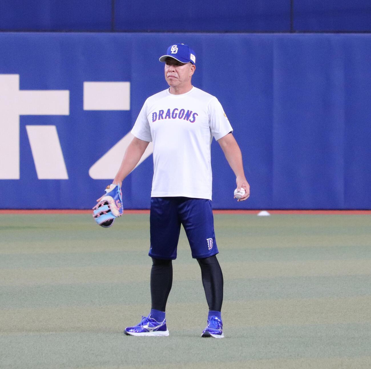 全体練習を見守る中日井上一樹監督