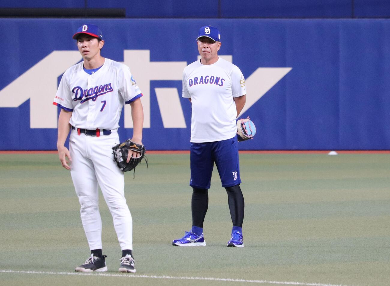 全体練習で守備練習を見守る中日井上監督（右から1人目）、二塁守備練習を行う中日福永