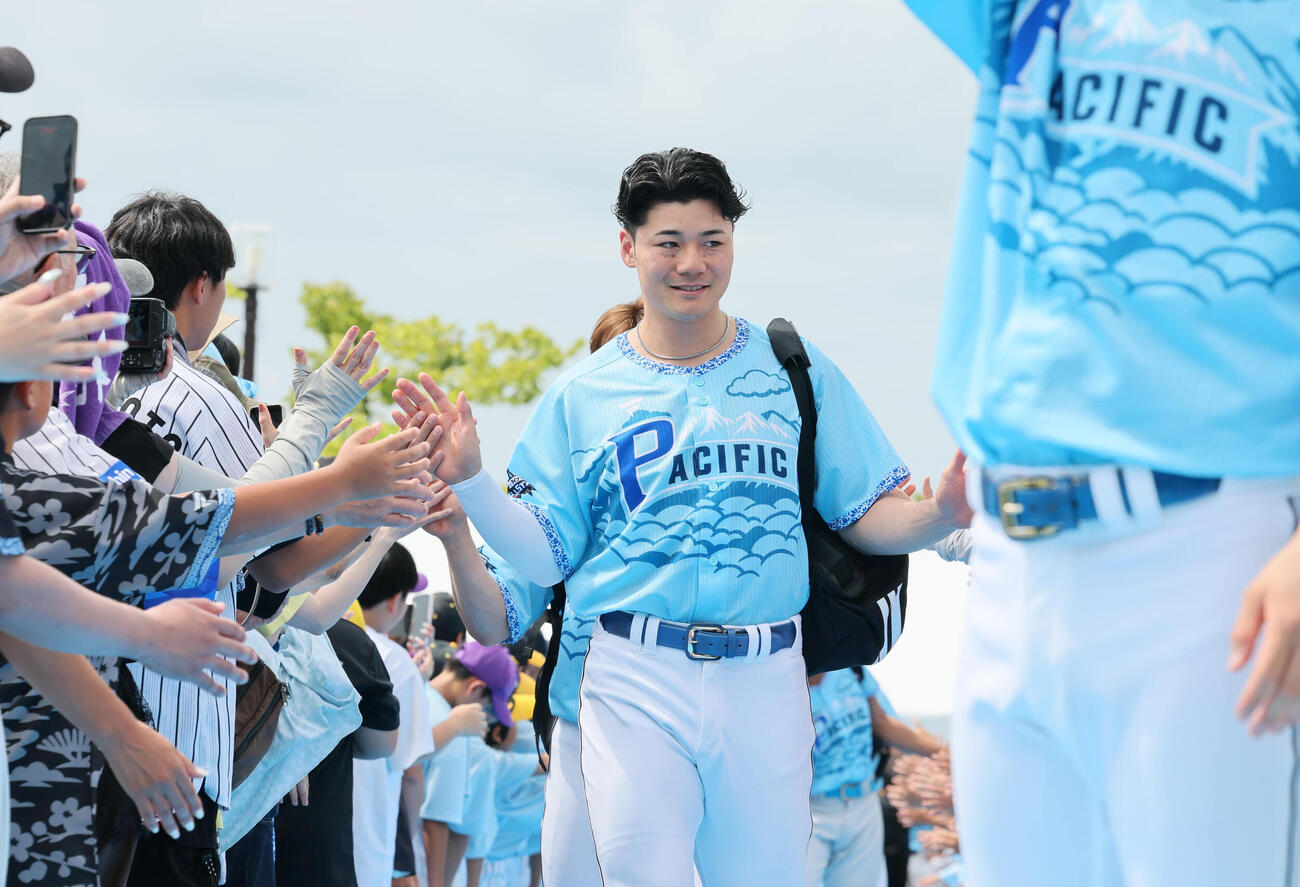 全パ対全セ　ブルーカーペットを歩く清宮幸太郎（代表撮影）