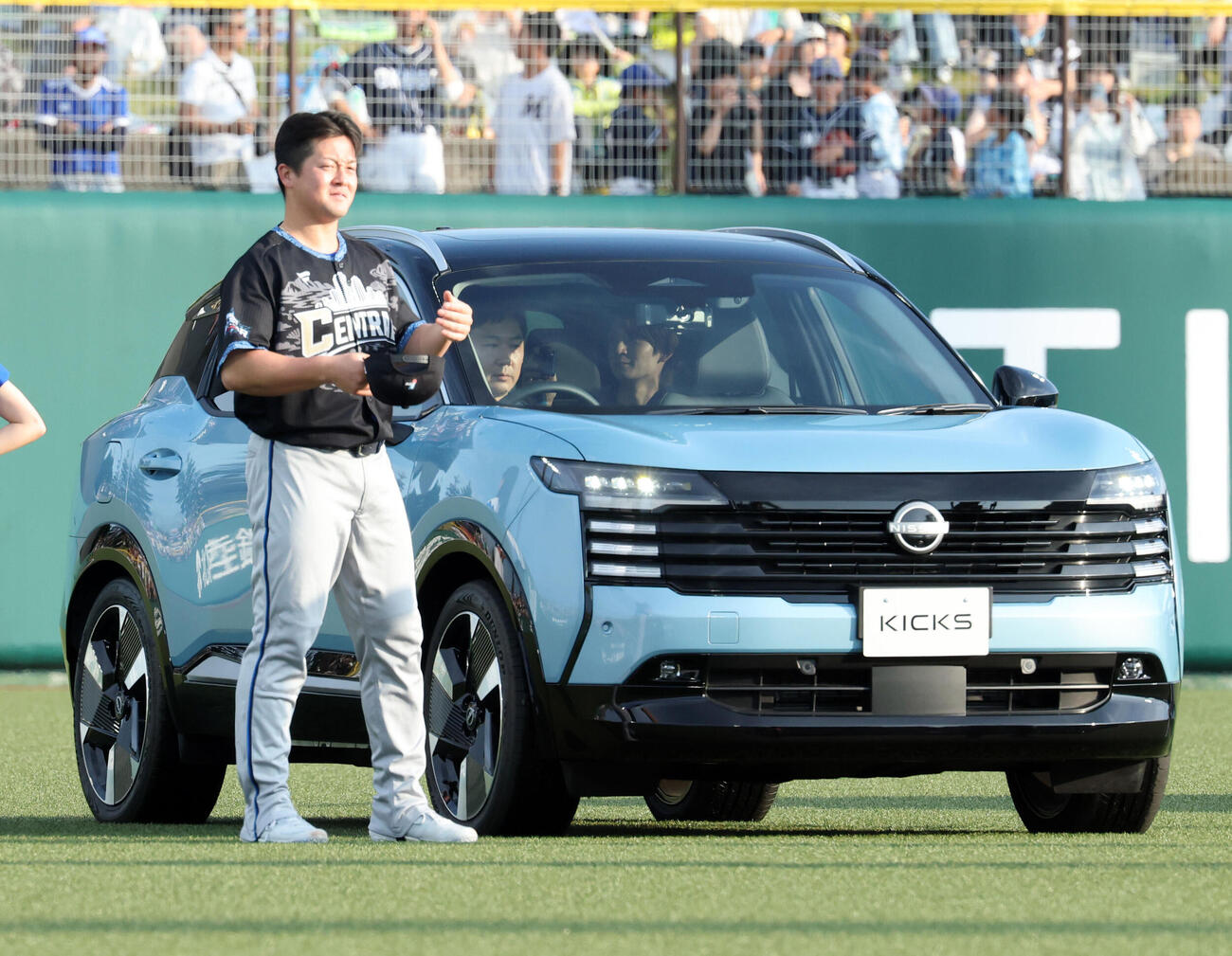 全パ対全セ　ホームランダービーに車で登場した全セ牧秀悟（撮影・浅見桂子）