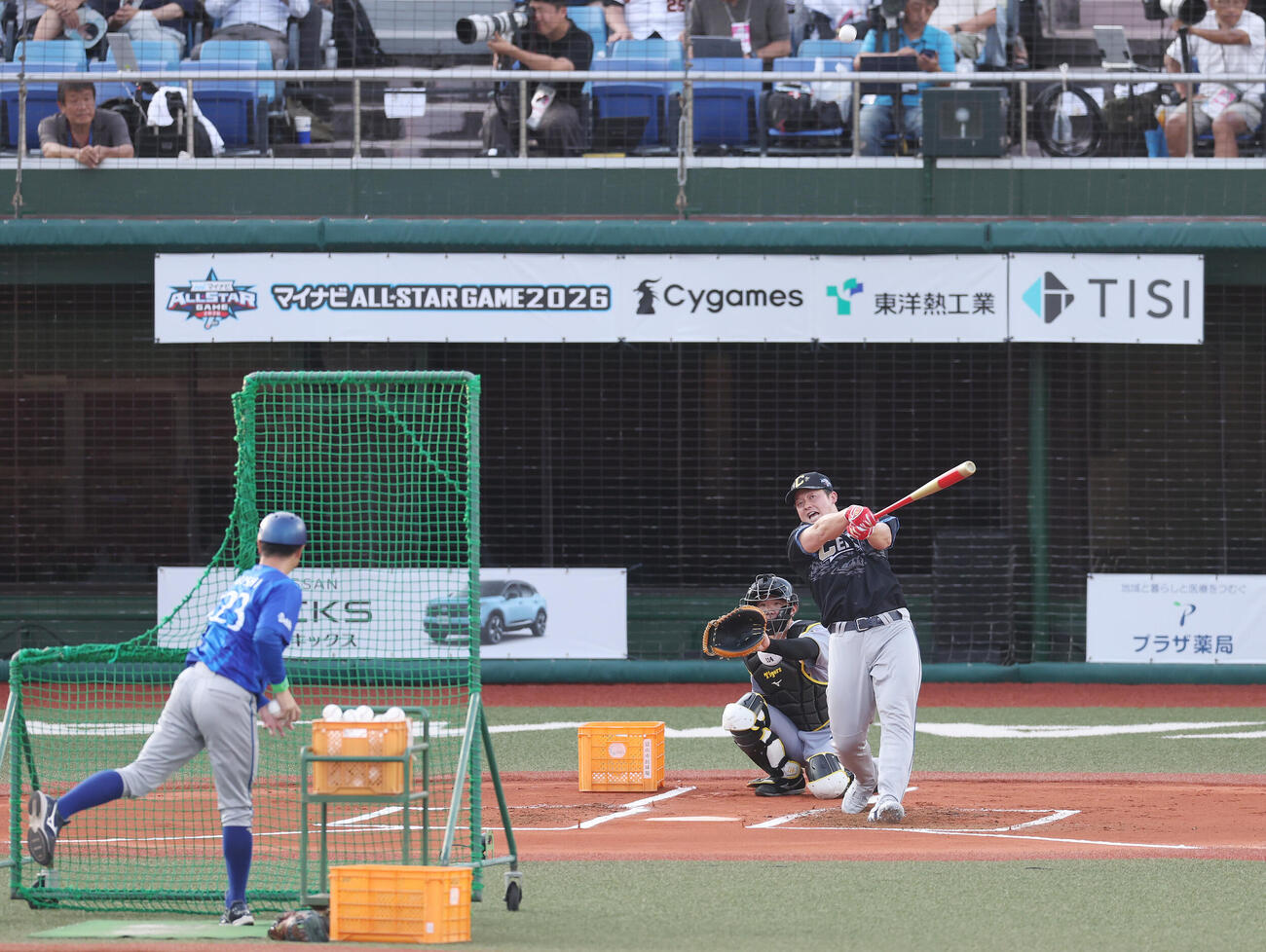 全パ対全セ　ホームランダービー準決勝で柵越え弾を放つDeNA牧秀悟（撮影・宮地輝）
