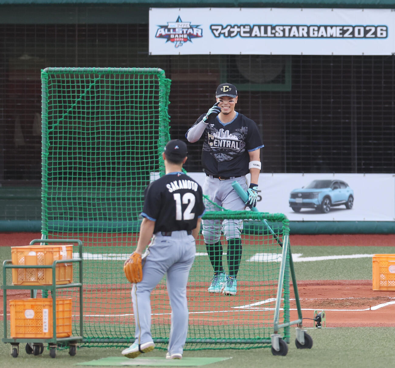 全パ対全セ　ホームランダービー決勝を終え、投手を務めた坂本誠志郎（手前）にお礼をする阪神佐藤輝明（撮影・宮地輝）