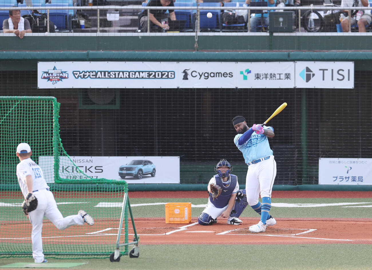 全パ対全セ　ホームランダービー準々決勝で柵越え弾を放つ日本ハムのフランミル・レイエス（撮影・宮地輝）