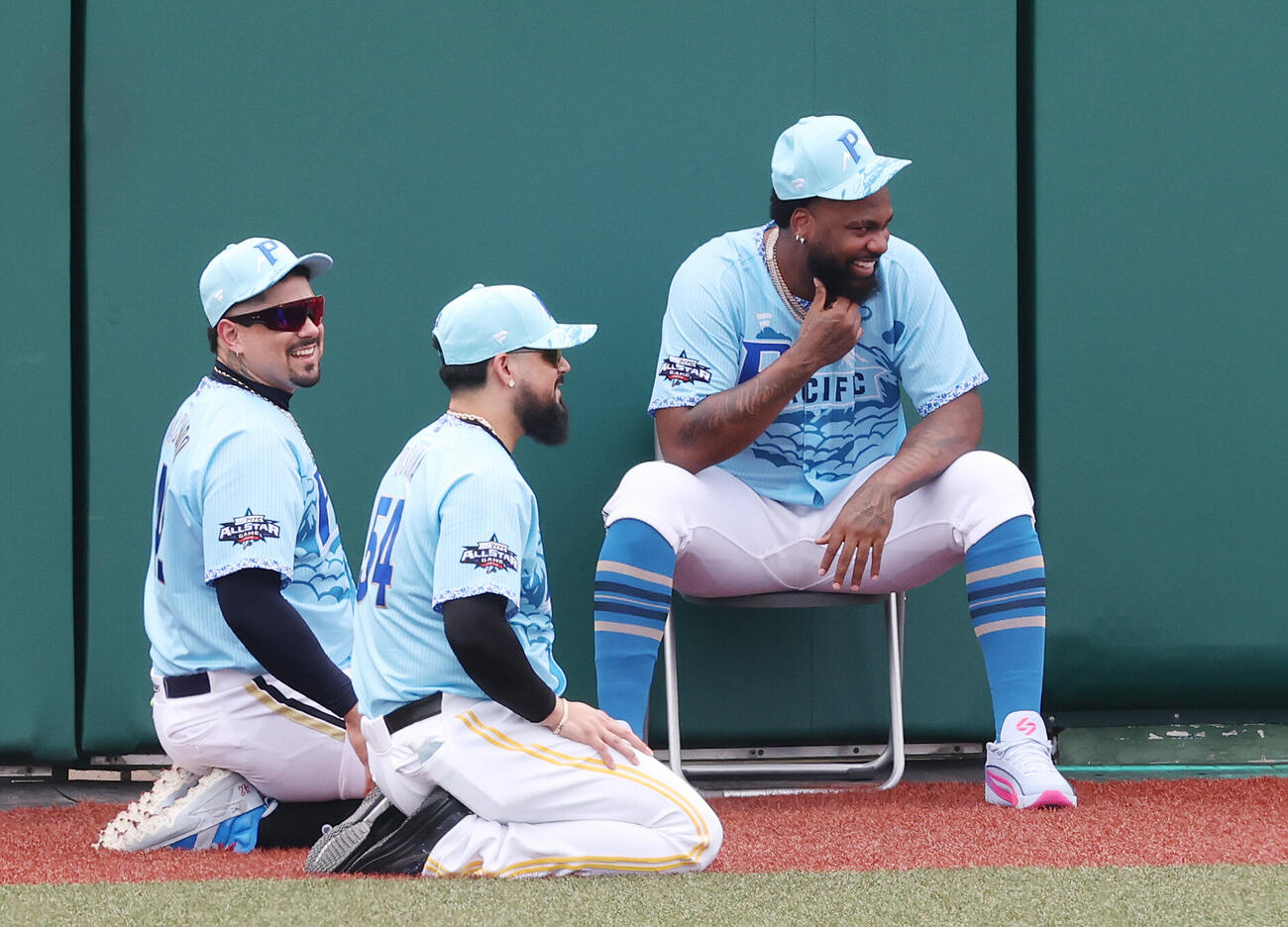 全パ対全セ　試合前、談笑するオリックスのアンドレス・マチャド（左）、ソフトバンクのロベルト・オスナ（中央）、日本ハムのフランミル・レイエス（撮影・宮地輝）