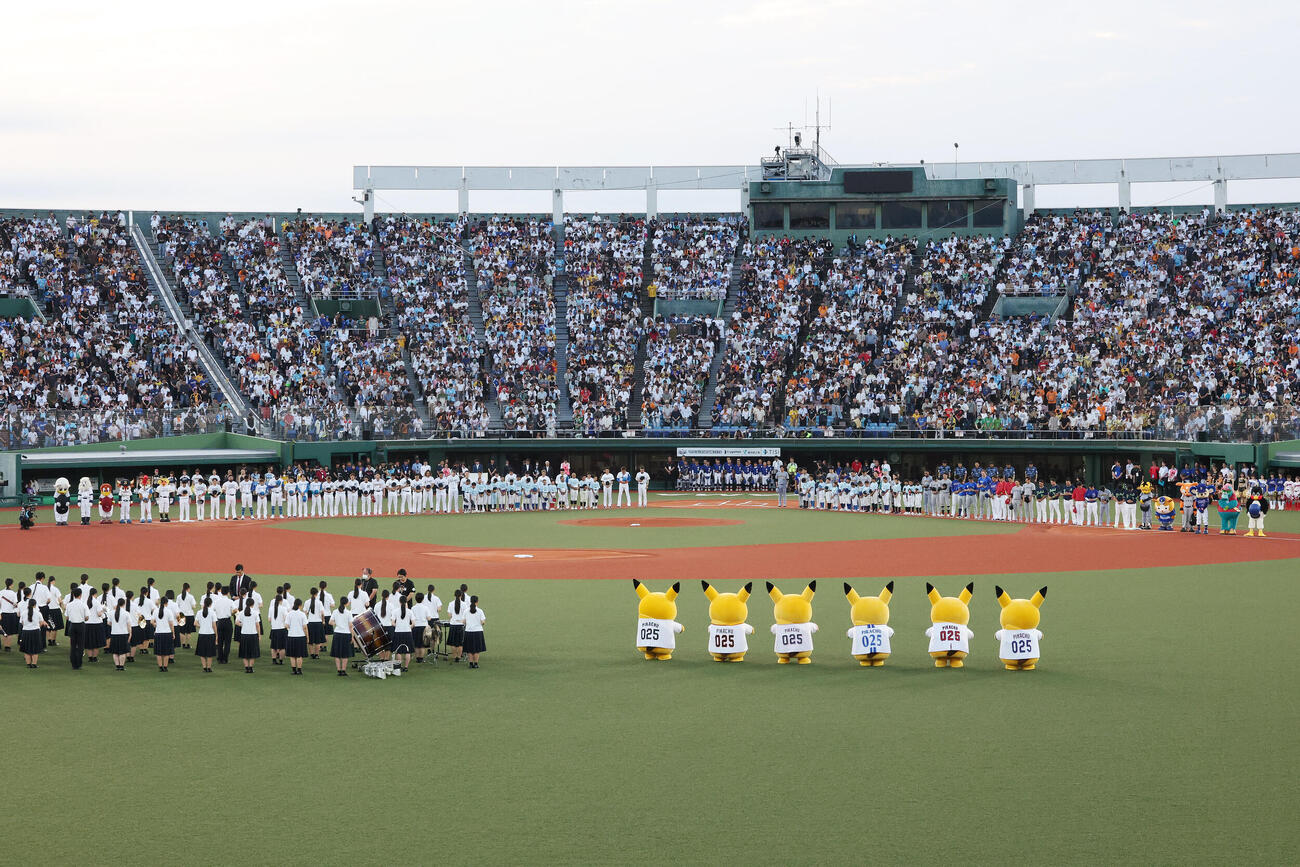 全パ対全セ　試合前、熊本地震の犠牲者に黙とうする（撮影・宮地輝）
