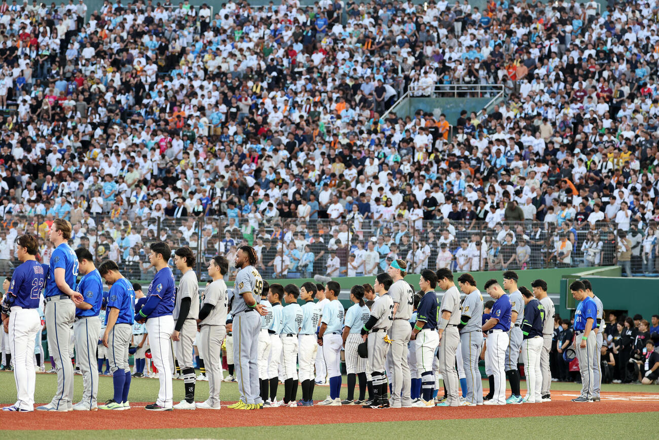 全パ対全セ　試合前、前日の熊本地震での被災者に黙とうする選手たち（撮影・浅見桂子）