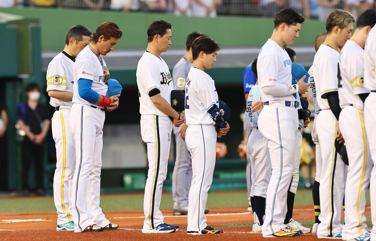 全パ対全セ　黙とうをする新庄剛志監督（左から2人目）（撮影・上田博志）