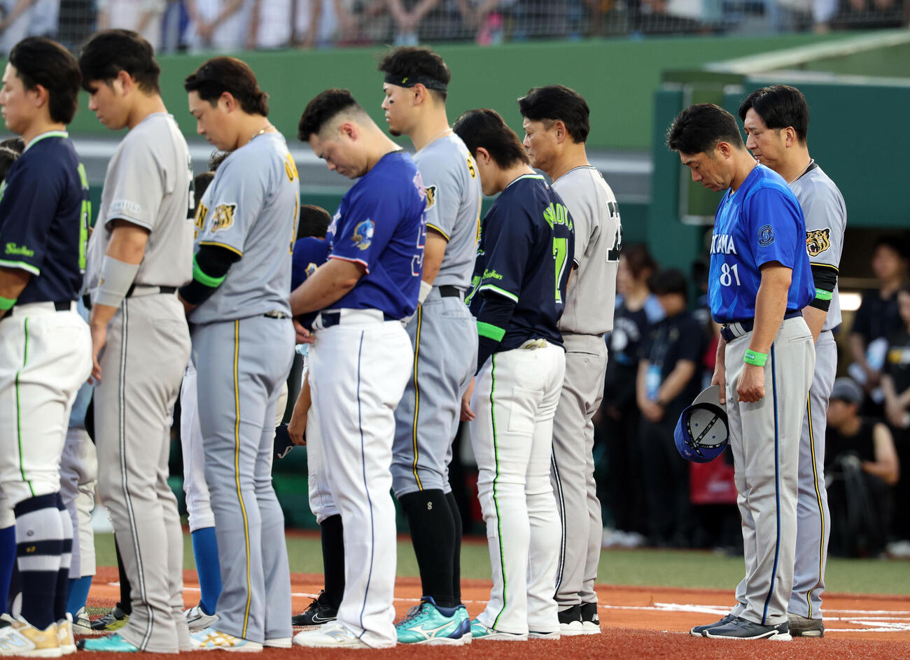 全パ対全セ　試合前、前日の熊本地震での被災者に黙とうする全セ藤川球児監督（右）ら選手たち（撮影・浅見桂子）