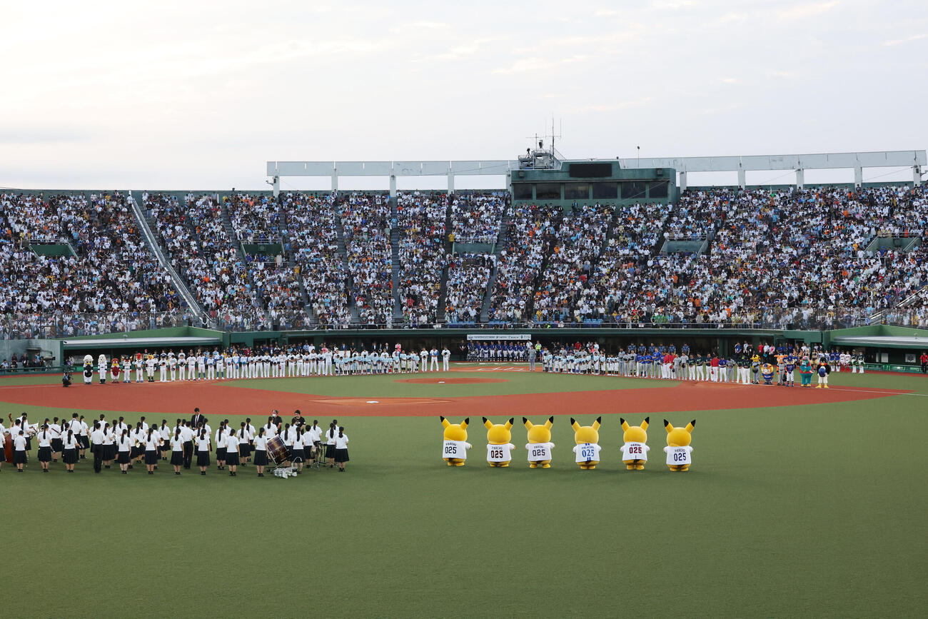 全パ対全セ　試合前、熊本地震の犠牲者に黙とうする（撮影・宮地輝）