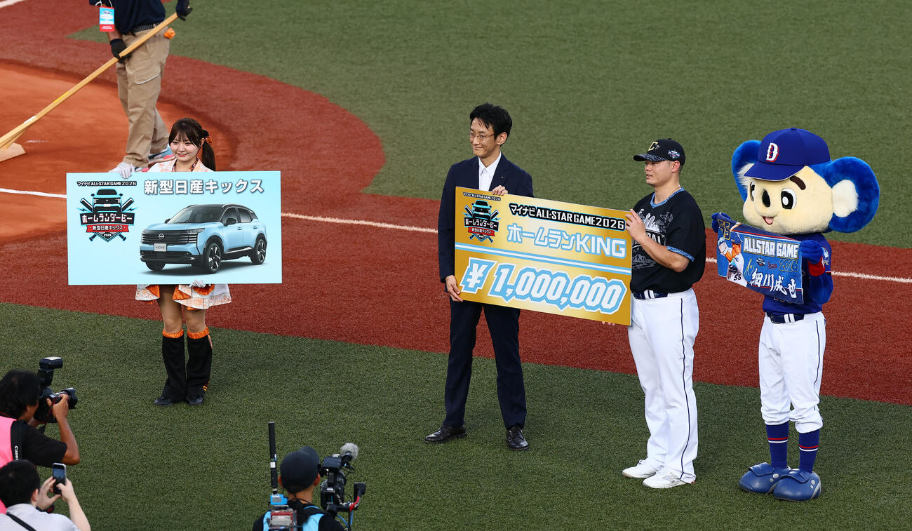 全パ対全セ　ホームランダービ優勝の全セ細川成也は日産自動車チーフマーケティングマネジャーの寺西章氏より賞金100万円を受け取る　（撮影・加藤哉）