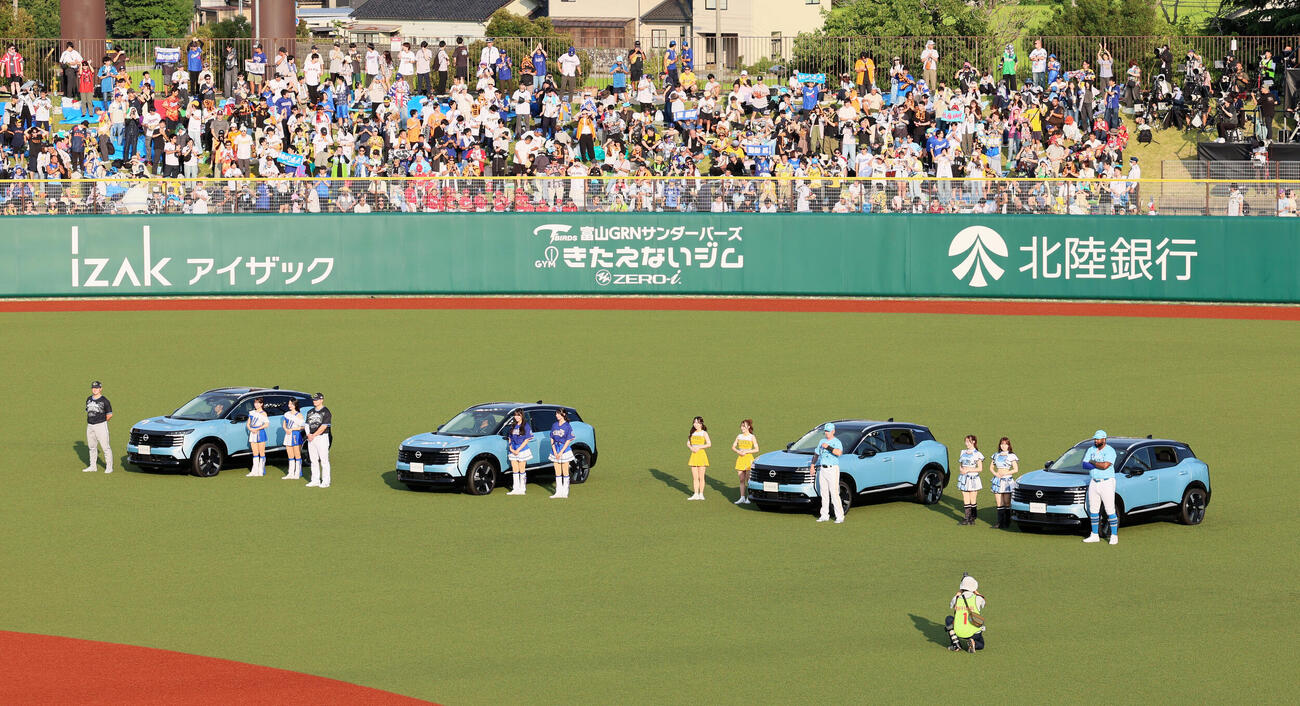 全パ対全セ　ホームランダービーに出場する左から全セ牧秀悟、細川成也、全パ栗原陵矢、フランミル・レイエスはそれぞれ日産新型キックスから登場する　（撮影・加藤哉）