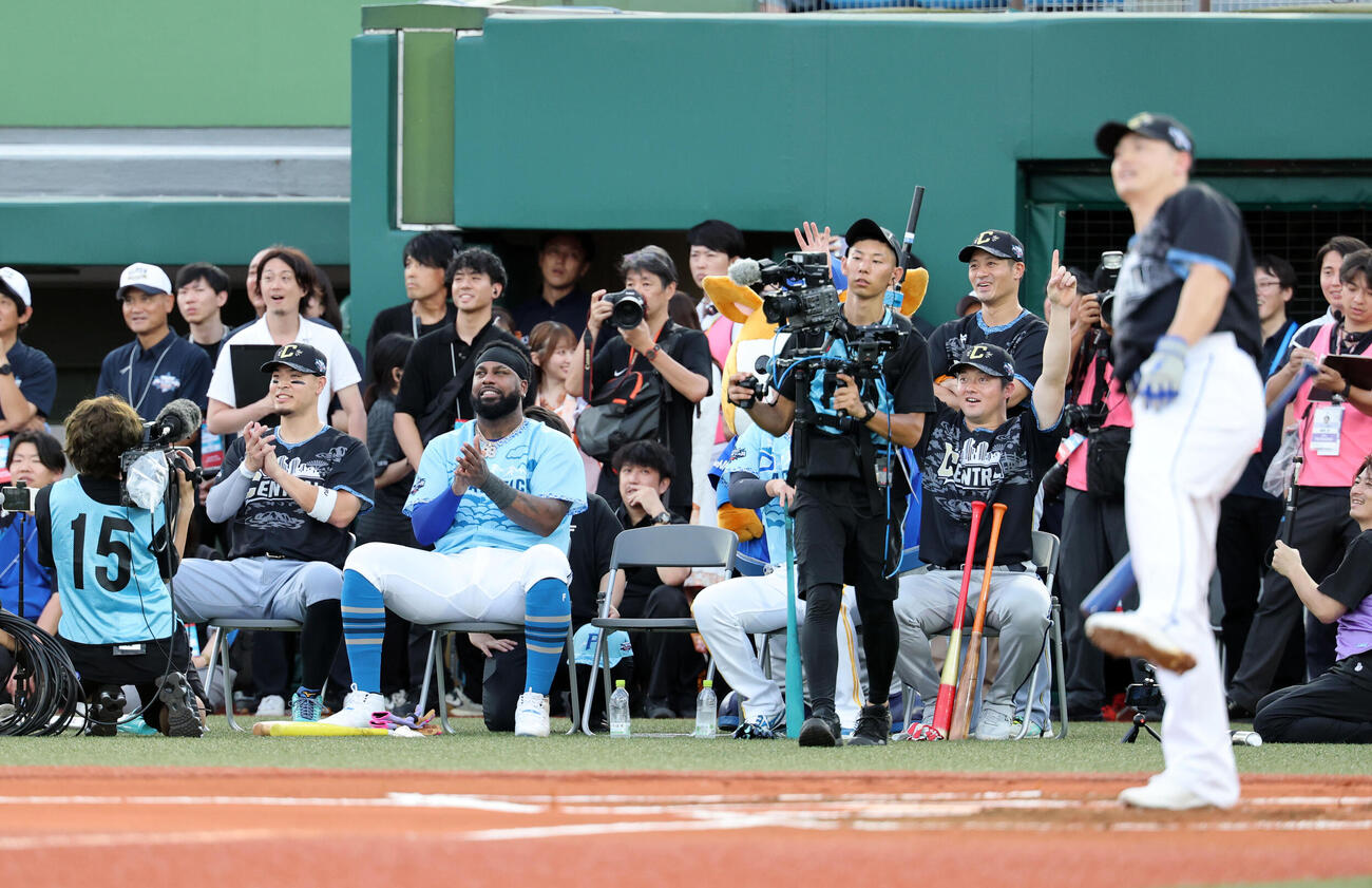 全パ対全セ　ホームランダービー決勝でスタンドインさせ優勝を決めた全セ細川成也（右）に拍手する佐藤輝明（左）ら（撮影・浅見桂子）