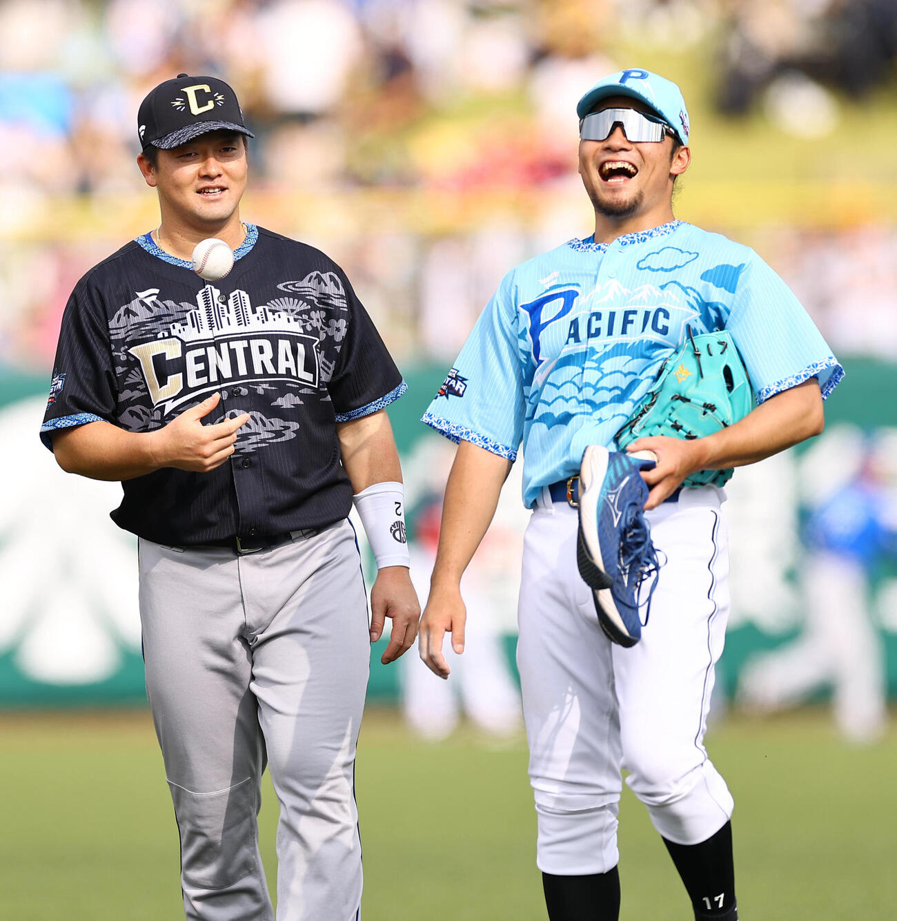 全パ対全セ　日本ハム伊藤大海（右）と談笑するDeNA牧秀悟（撮影・上田博志）