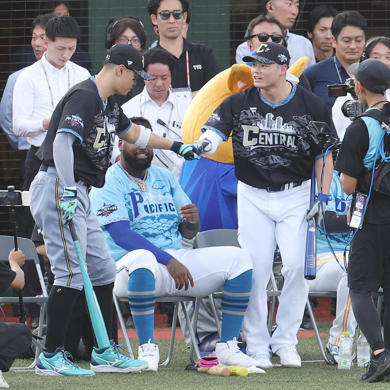 全パ対全セ　ホームランダービー決勝を前にグータッチを交わす阪神佐藤輝明（左）と中日細川成也（撮影・宮地輝）