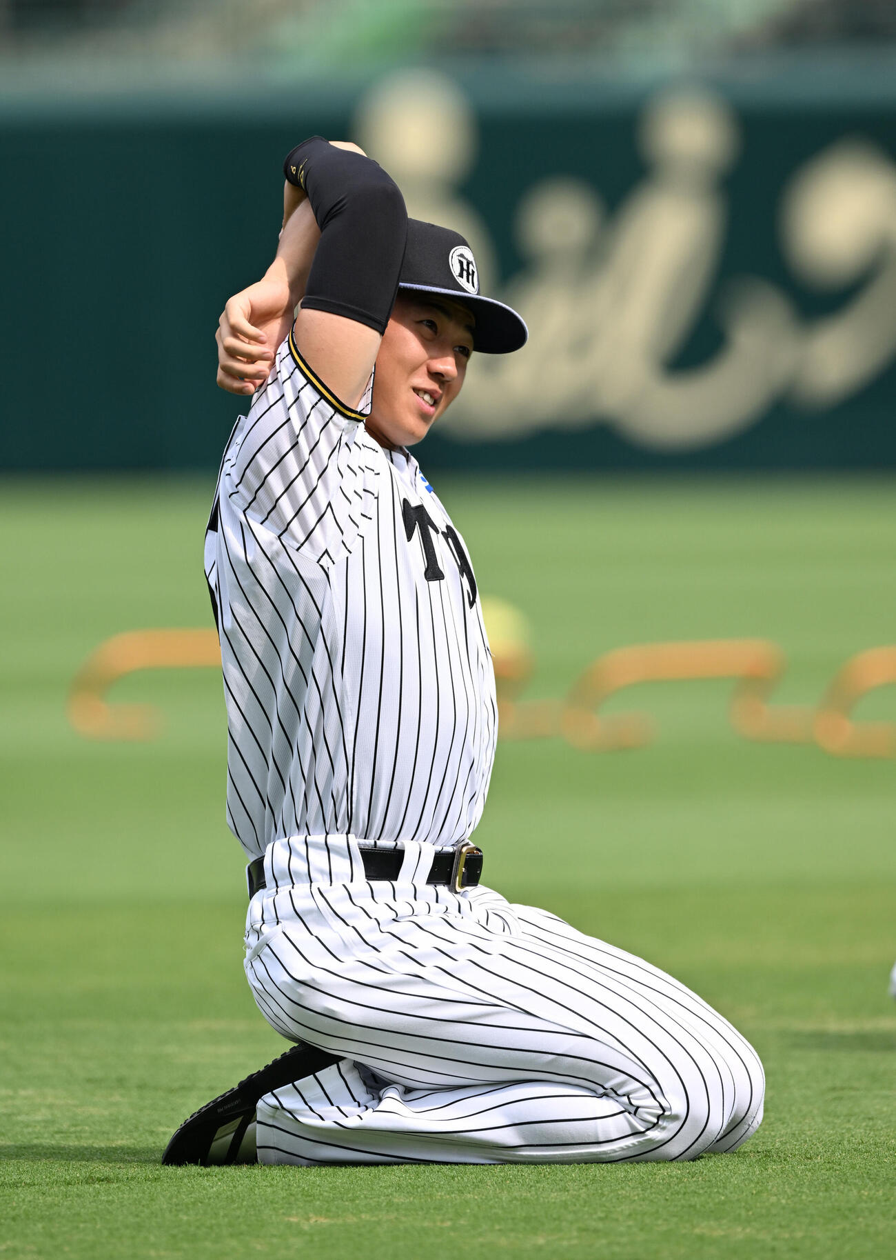 笑顔でウオームアップする阪神立石正広（撮影・和賀正仁）