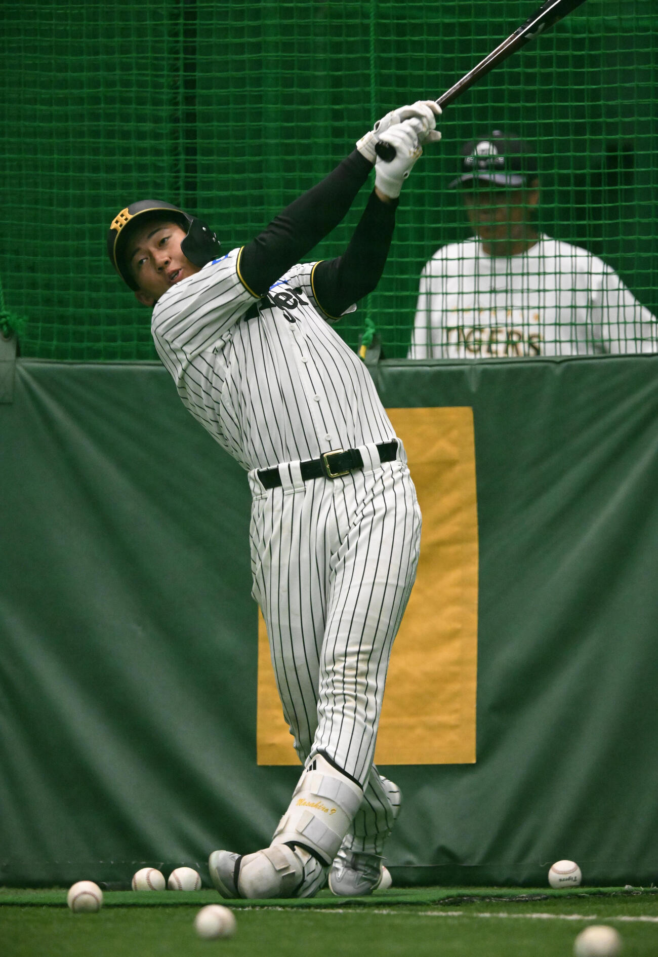 甲子園室内で打撃する阪神立石正広（撮影・和賀正仁）