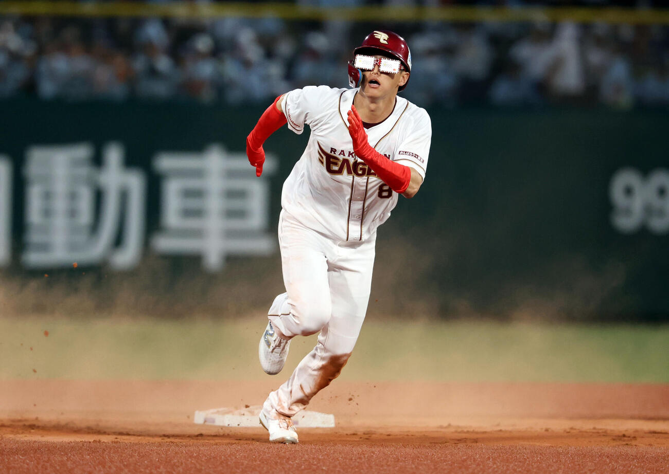 全パ対全セ　1回裏全パ2死一塁、一塁走者辰己涼介は楽天カードマンに変身し二塁盗塁を決めると相手守備の乱れでそのまま三塁へ進塁（撮影・浅見桂子）