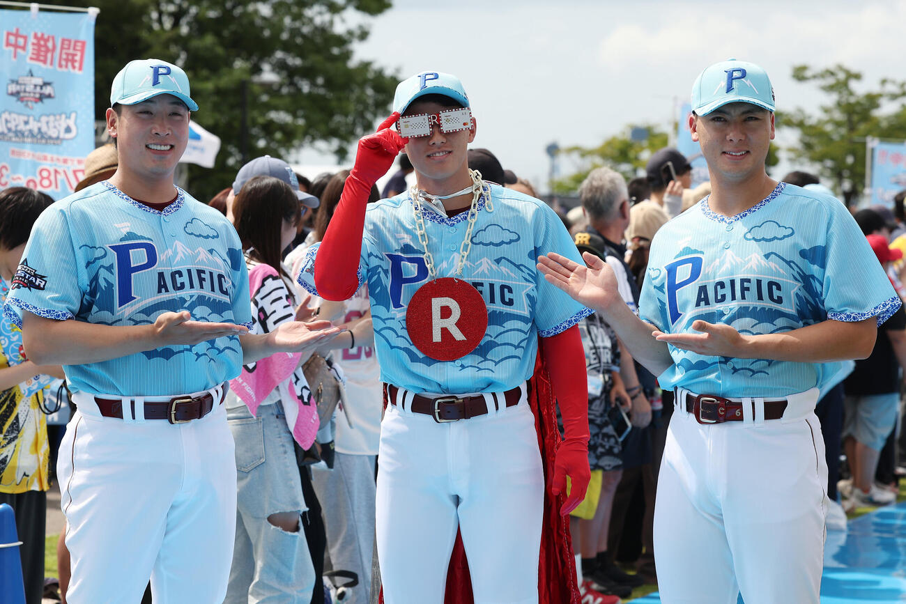 全パ対全セ　ブルーカーペットに参加した楽天の選手たち。左から藤平尚真、辰己涼介、村林一輝（撮影・前田充）