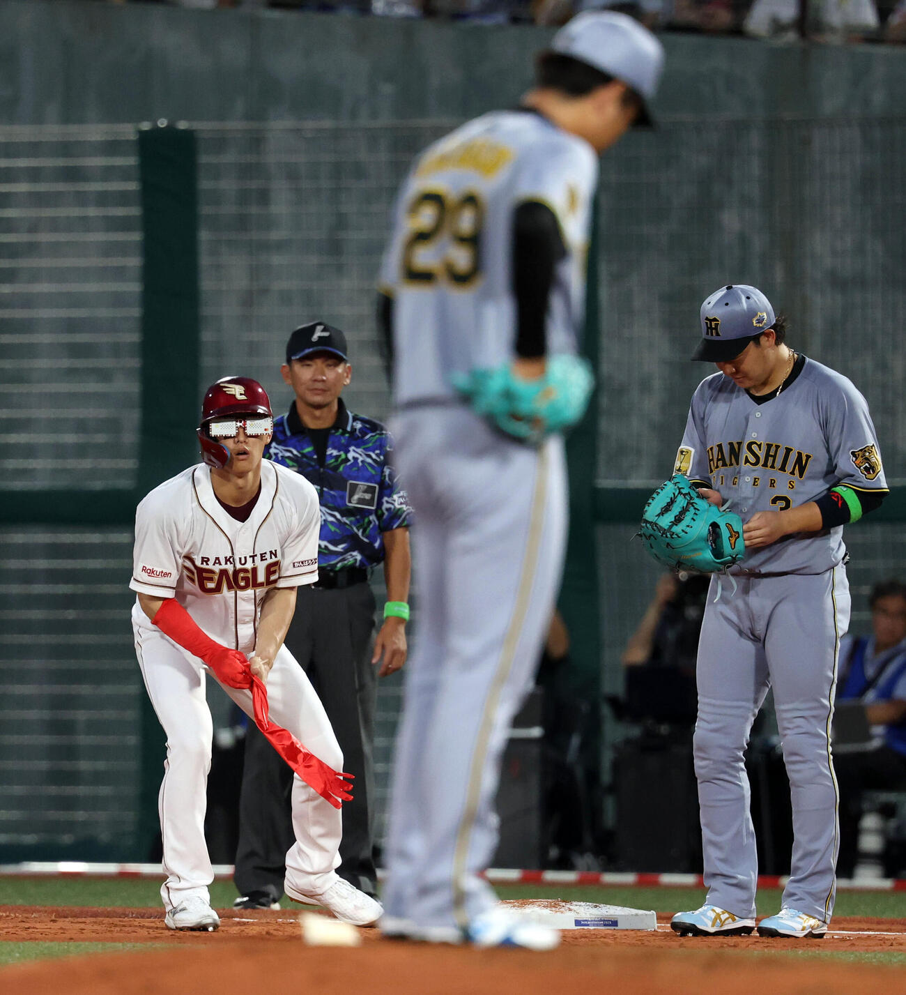 全パ対全セ　1回裏全パ2死一塁、中前打で出塁した辰己涼介は楽天カードマンに変身（撮影・浅見桂子）