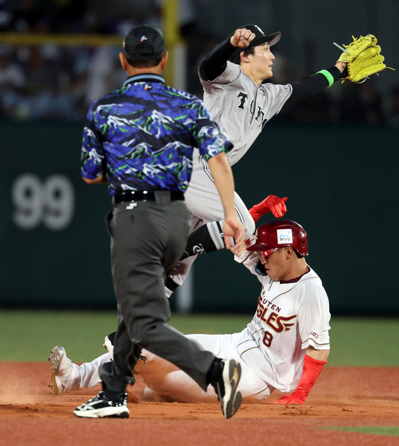 全パ対全セ　1回裏全パ2死一塁、一塁走者辰己涼介は楽天カードマンに変身し二塁盗塁を決めると相手守備の乱れでそのまま三塁へ進塁（撮影・浅見桂子）