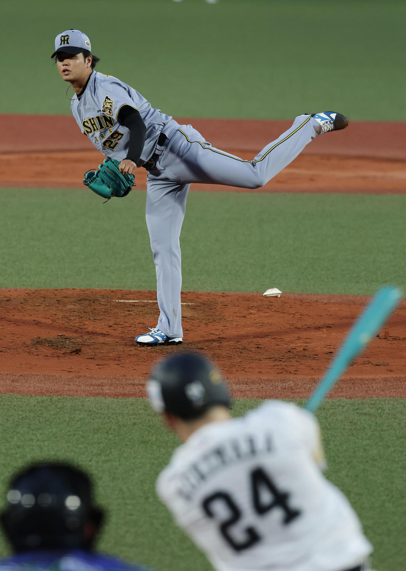 全パ対全セ　1回裏全パ2死二塁、栗原陵矢を二ゴロに打ち取る高橋遥人（撮影・前田充）