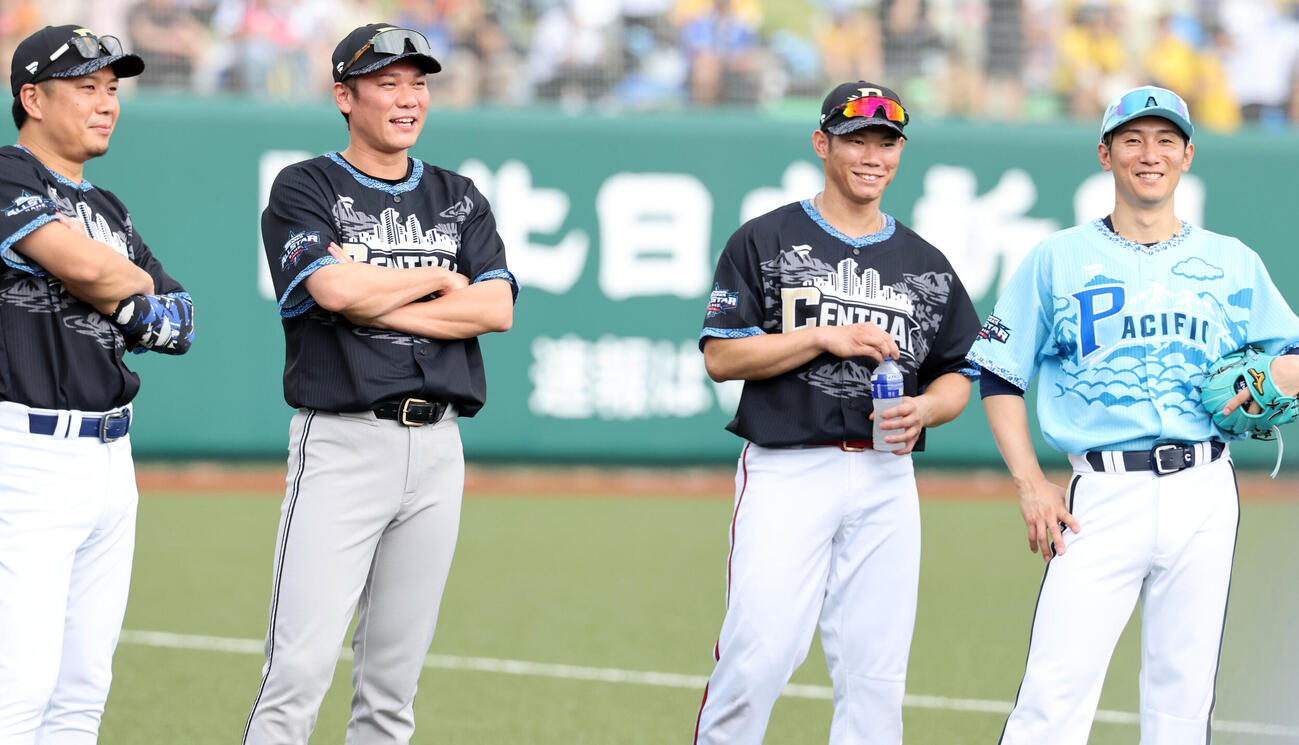 全パ対全セ　試合前、談笑する、左から中日大野雄大、巨人坂本勇人、広島坂倉将吾、オリックス西川龍馬（撮影・浅見桂子）