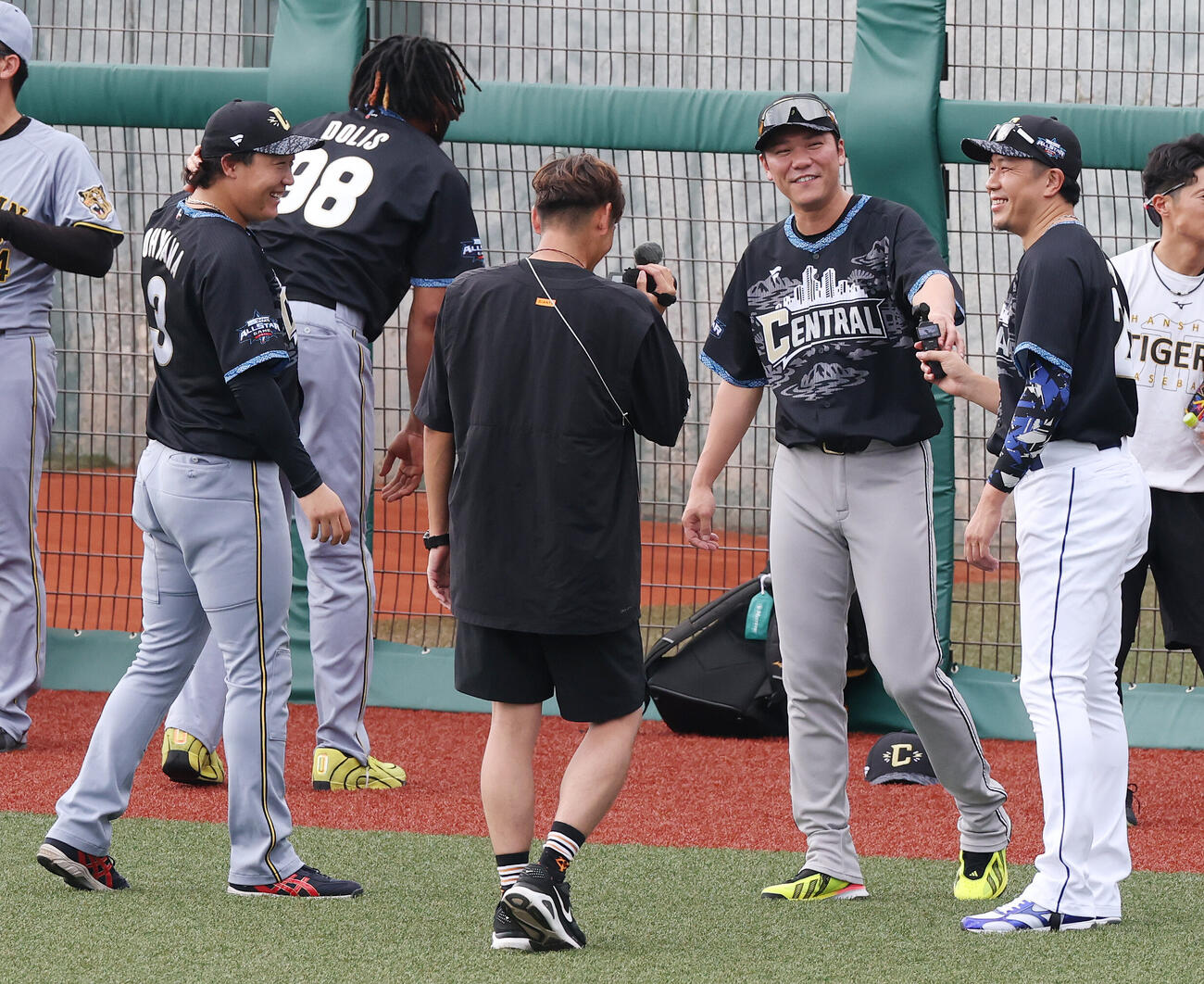 全パ対全セ　試合前、談笑する阪神大山悠輔（左）、巨人坂本勇人（中央）、中日大野雄大（撮影・宮地輝）