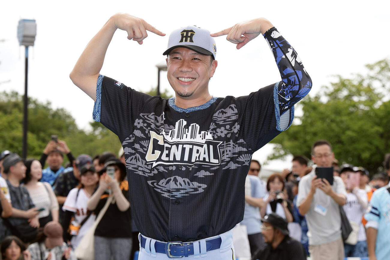 全パ対全セ　阪神の帽子でブルーカーペットに参加した中日大野雄大（撮影・前田充）
