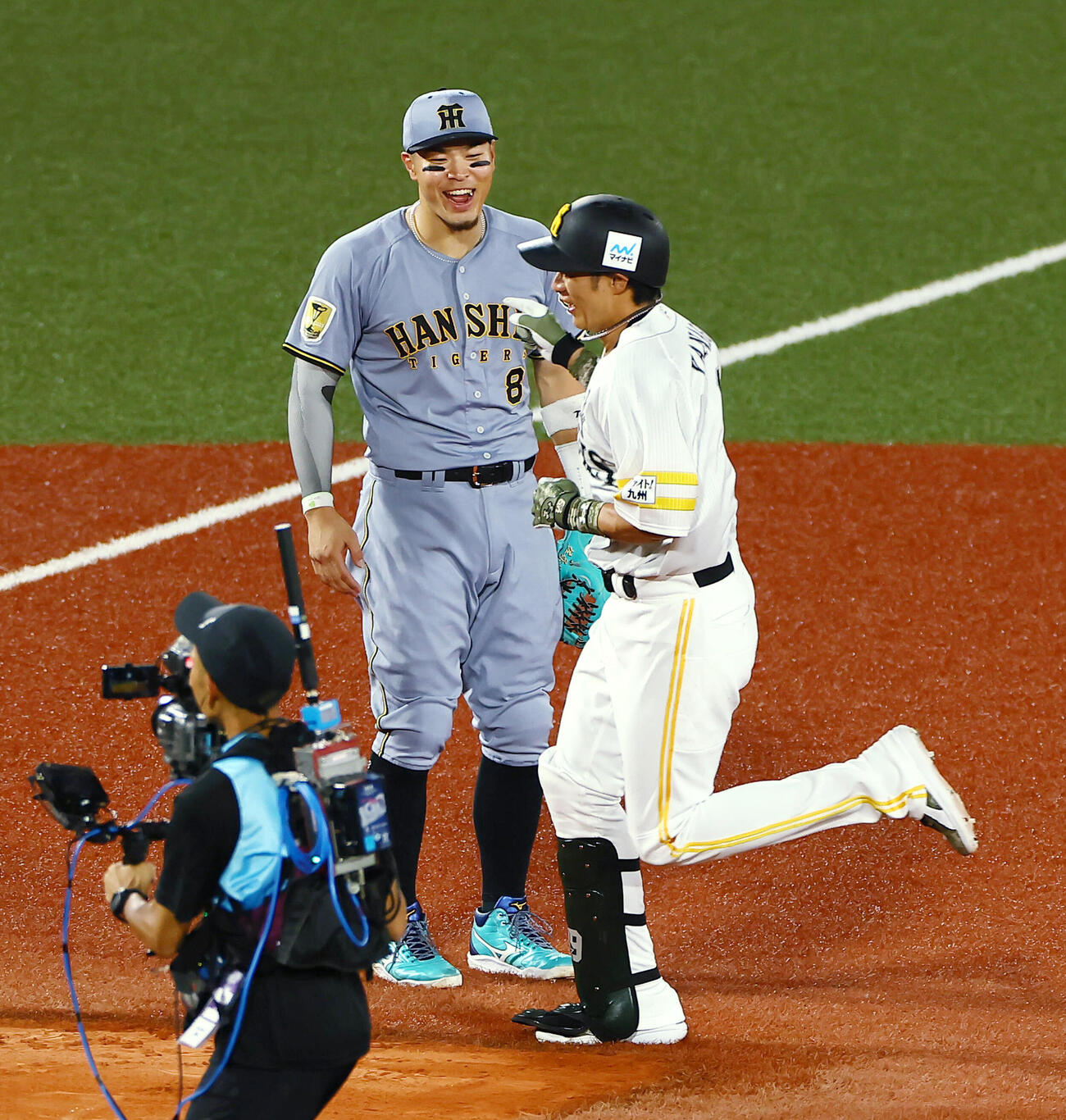 全パ対全セ　3回裏全パ2死一、二塁、柳田悠岐（右）は左越えに3点本塁打を放ち、佐藤輝明と言葉を交わしダイヤモンドを1周する（撮影・加藤哉）