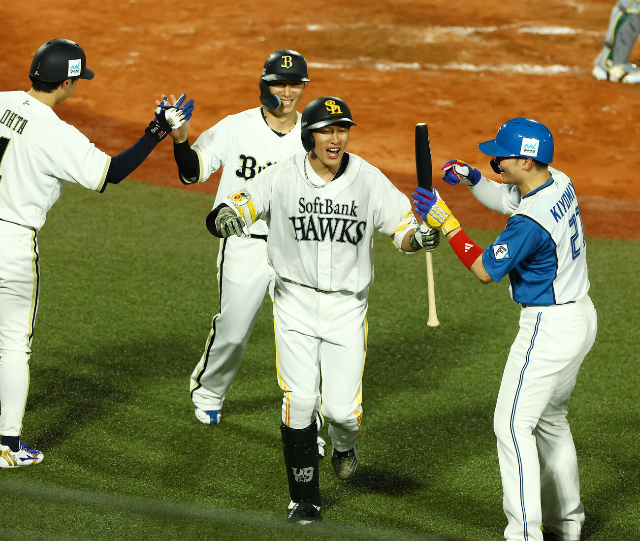 全パ対全セ　3回裏全パ2死一、二塁、柳田悠岐は左越え3点本塁打を放ち笑顔を見せて生還する（撮影・加藤哉）