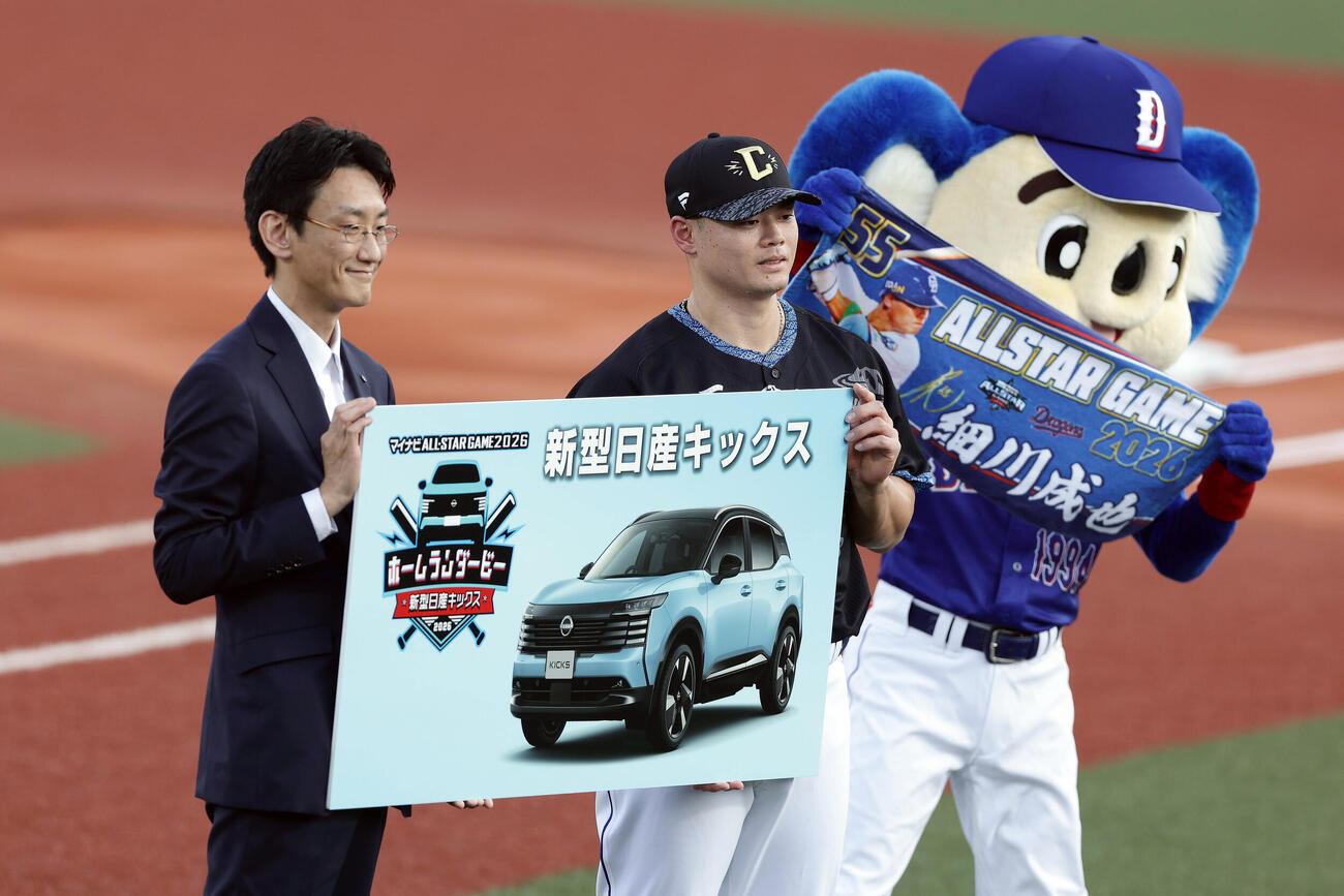 全パ対全セ　ホームランダービーを制し、表彰を受ける中日細川成也（撮影・前田充）