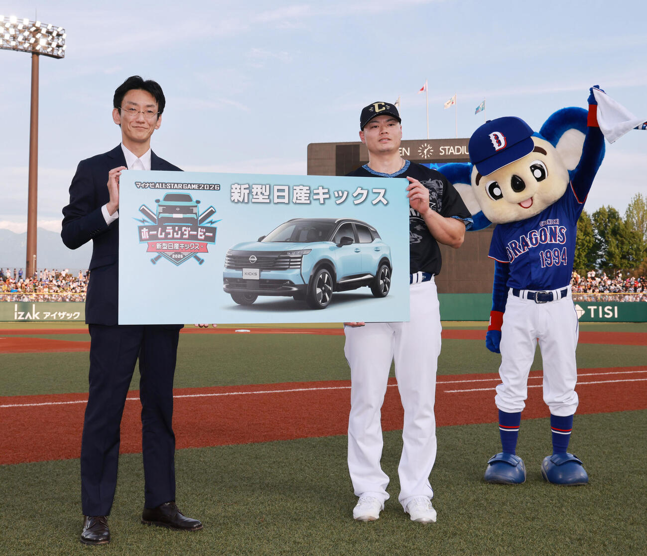 全パ対全セ　ホームランダービーで優勝し、ボードを手に記念撮影する全セ細川成也
