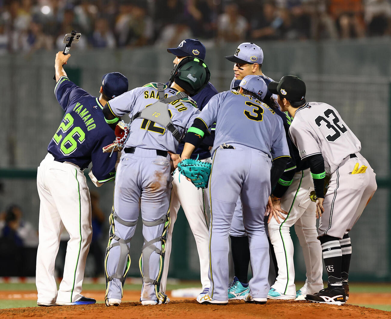 全パ対全セ　全セ・山野太一（左）はマウンドで集合写真を撮る（撮影・上田博志）