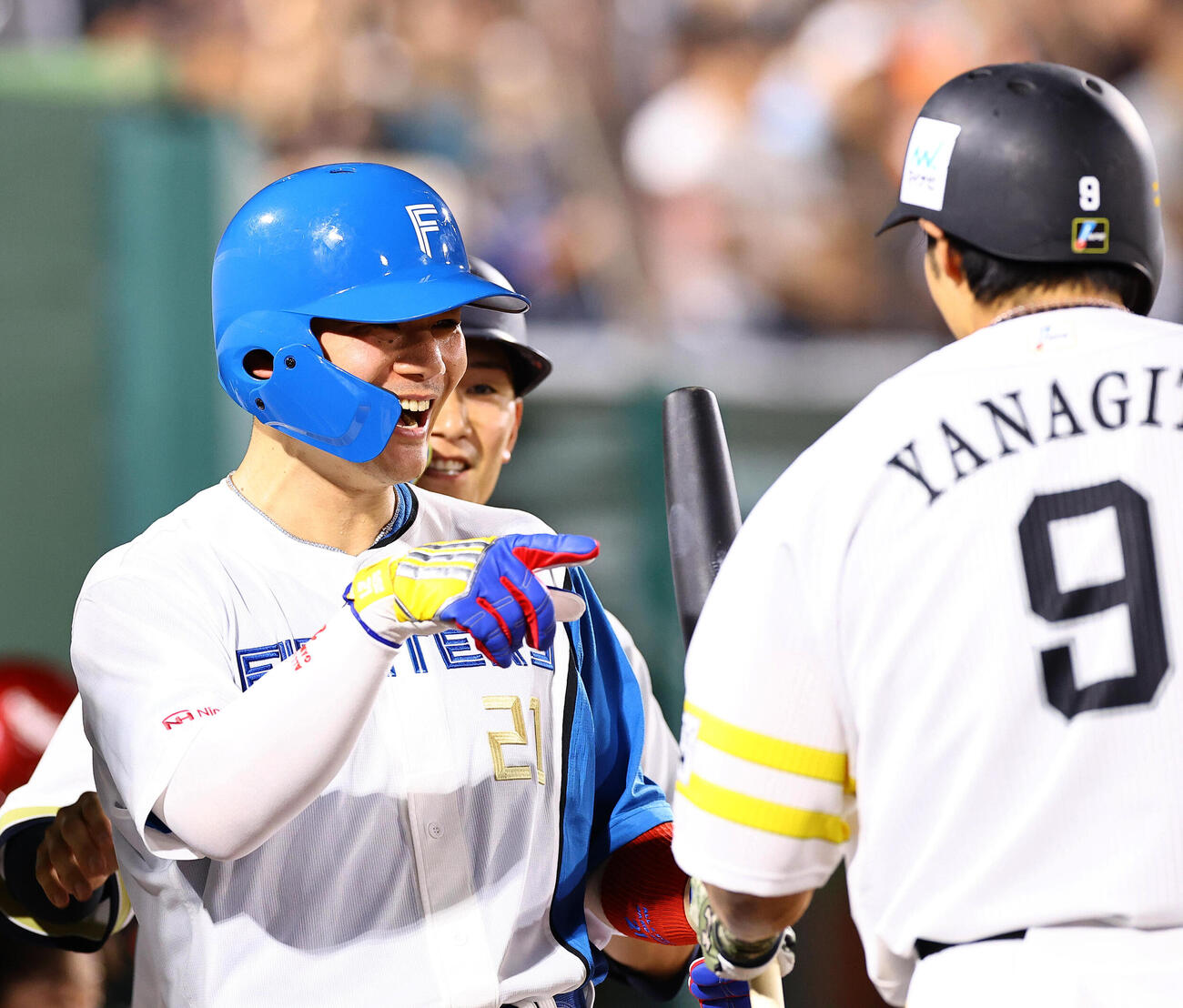 全パ対全セ　3回裏全パ2死一、二塁、柳田悠岐（右）の逆転3点本塁打に笑顔を見せる清宮幸太郎（撮影・上田博志）