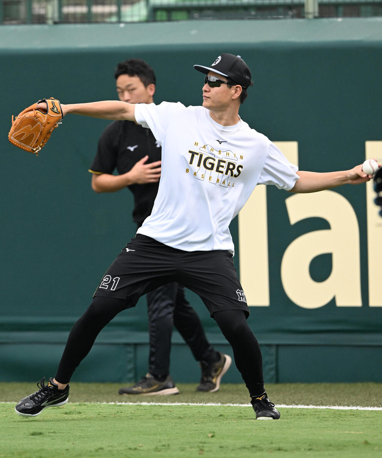 キャッチボールで調整する阪神大竹耕太郎（撮影・和賀正仁）