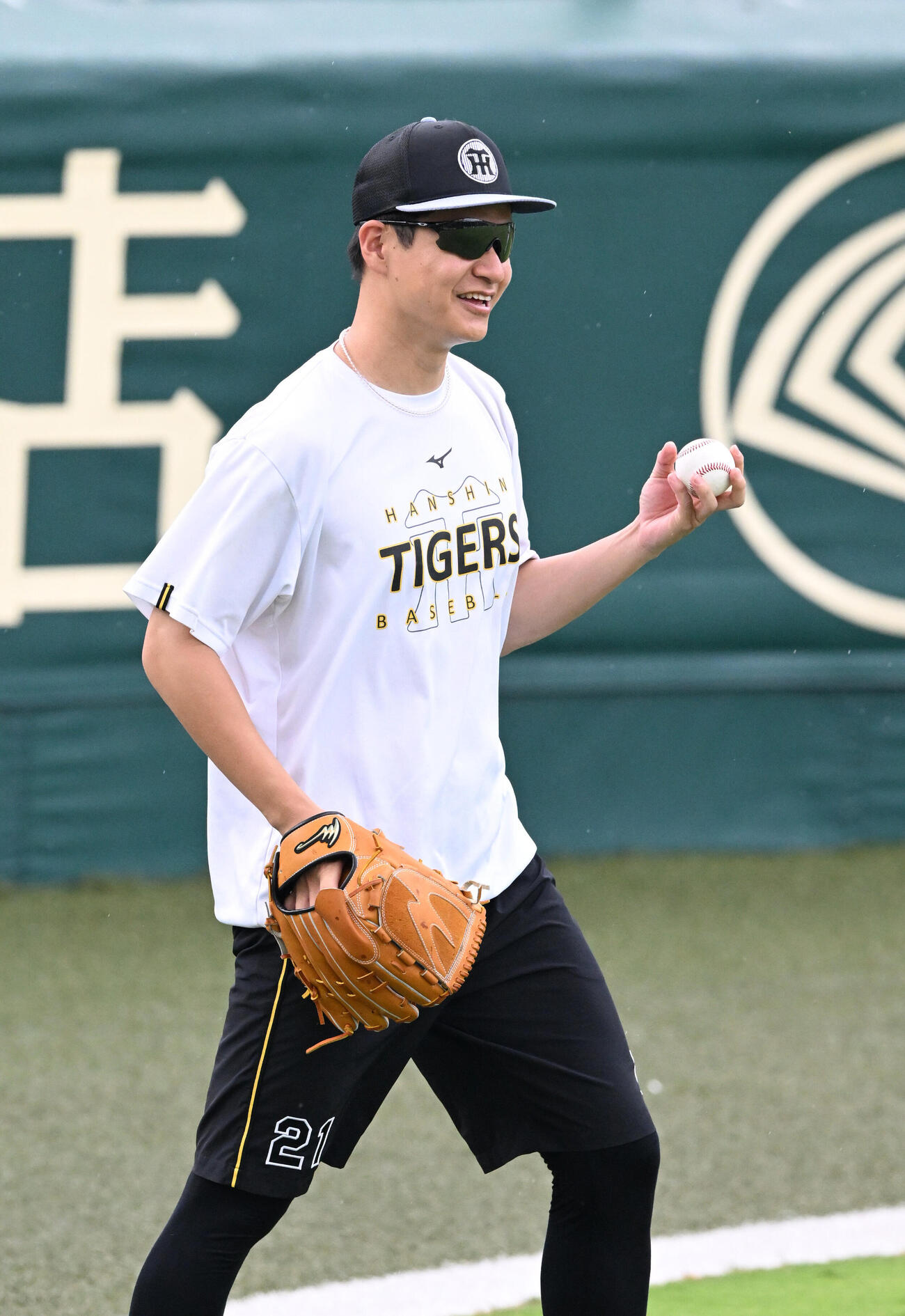 キャッチボールで調整する阪神大竹耕太郎（撮影・和賀正仁）