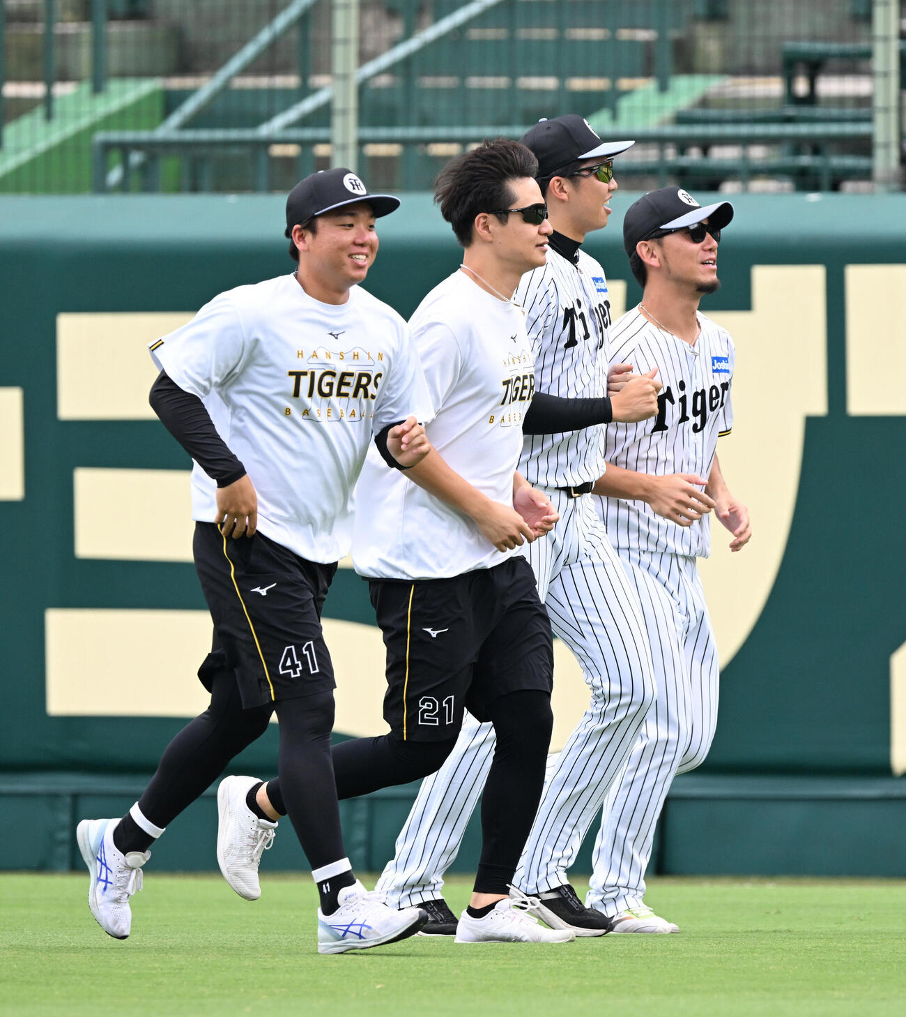 キャッチボールで調整する阪神大竹耕太郎（撮影・和賀正仁）