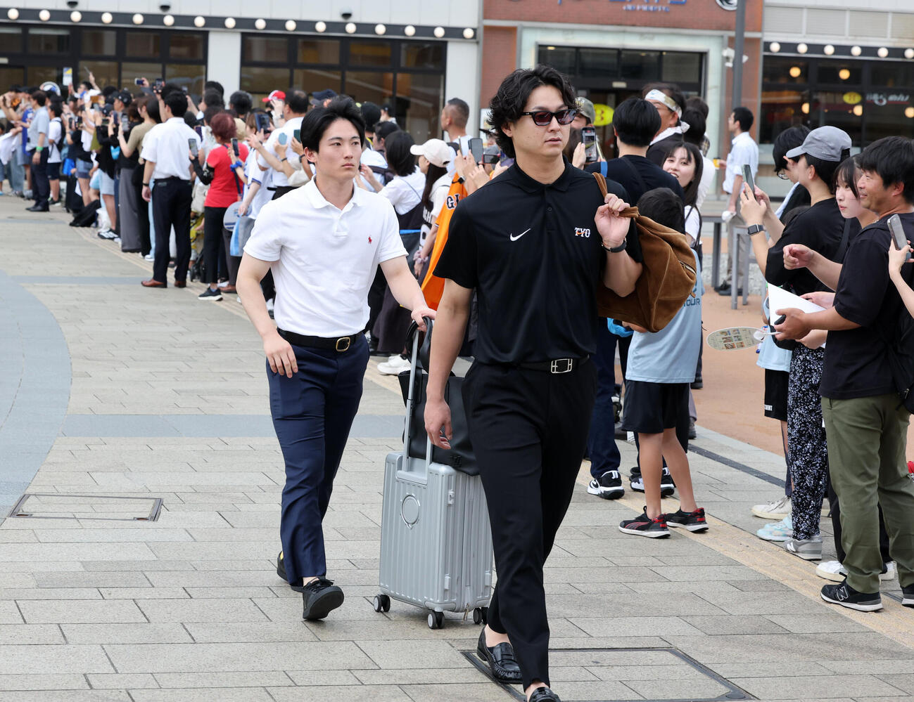 富山入りした巨人田中瑛斗（右）と浦田俊輔（撮影・浅見桂子）