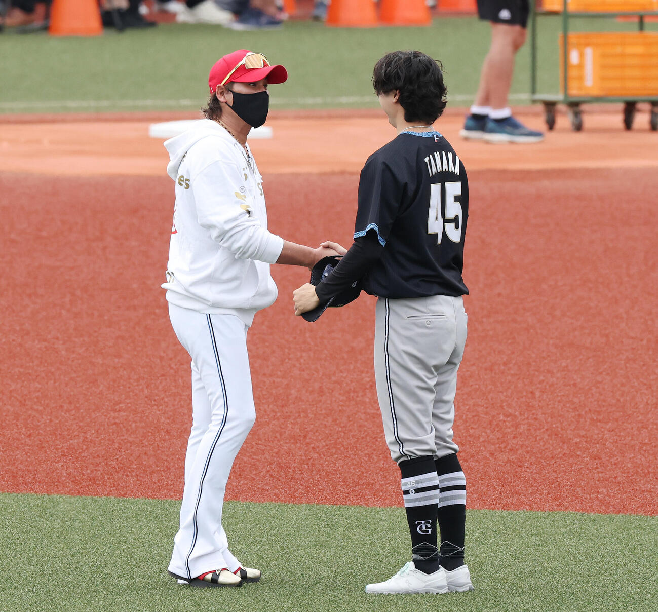 全パ対全セ　試合前、巨人田中瑛斗（右）と握手する日本ハム新庄剛志監督（撮影・宮地輝）