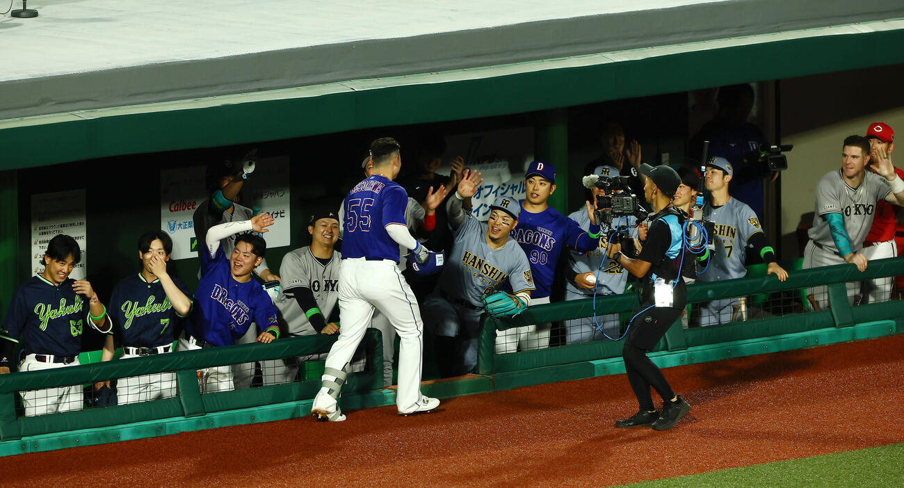 全パ対全セ　6回表全セ1死一塁、中越え2点本塁打を放った細川成也はベンチのナインから笑顔で迎えられる（撮影・加藤哉）
